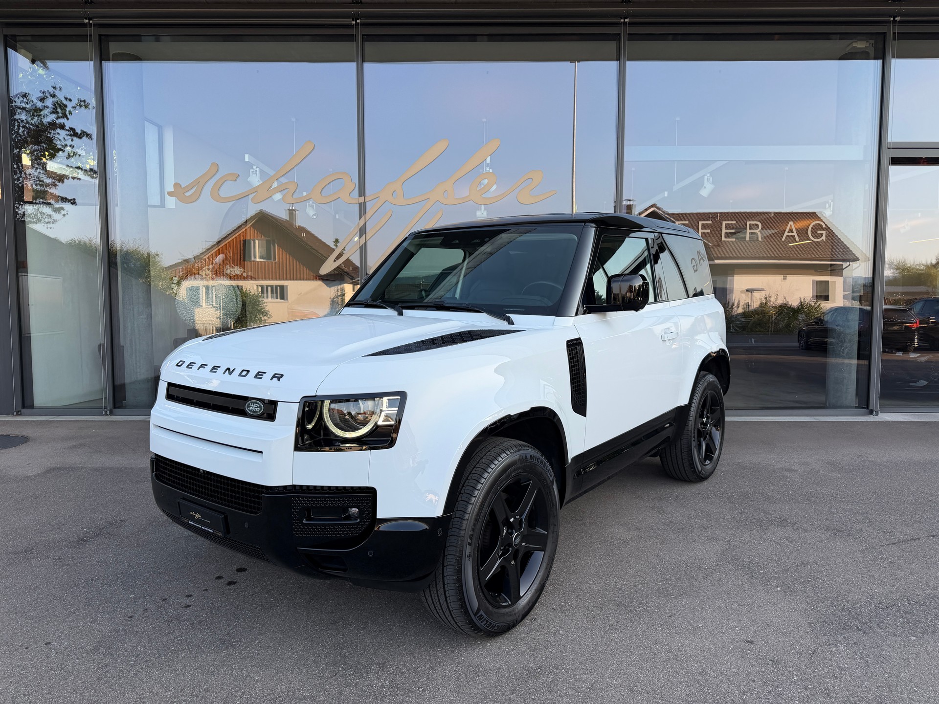 LAND ROVER Defender 90 3.0D I6 200 SE AT8-image-0