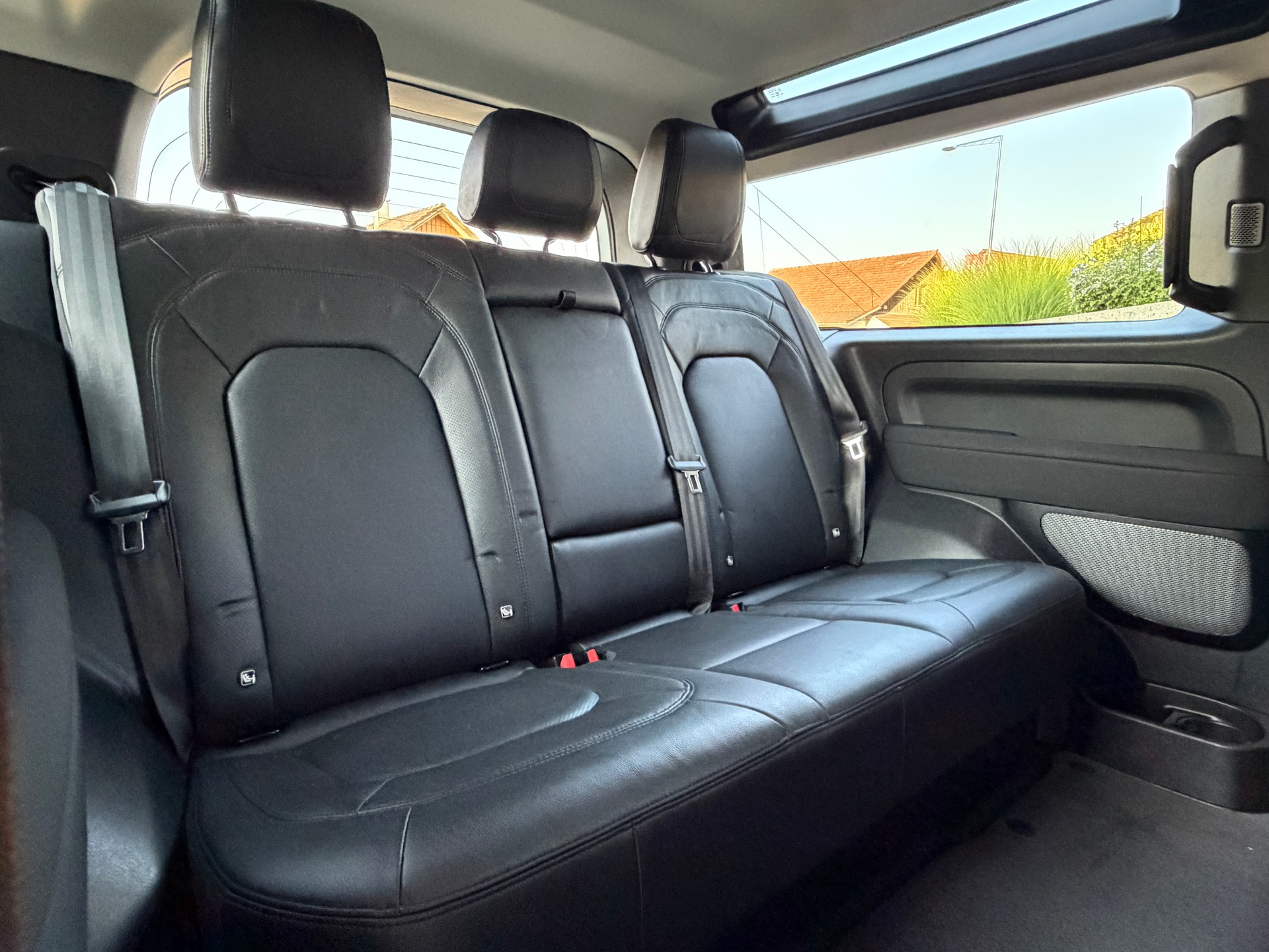 LAND ROVER Defender 90 3.0D I6 200 SE AT8-image-23