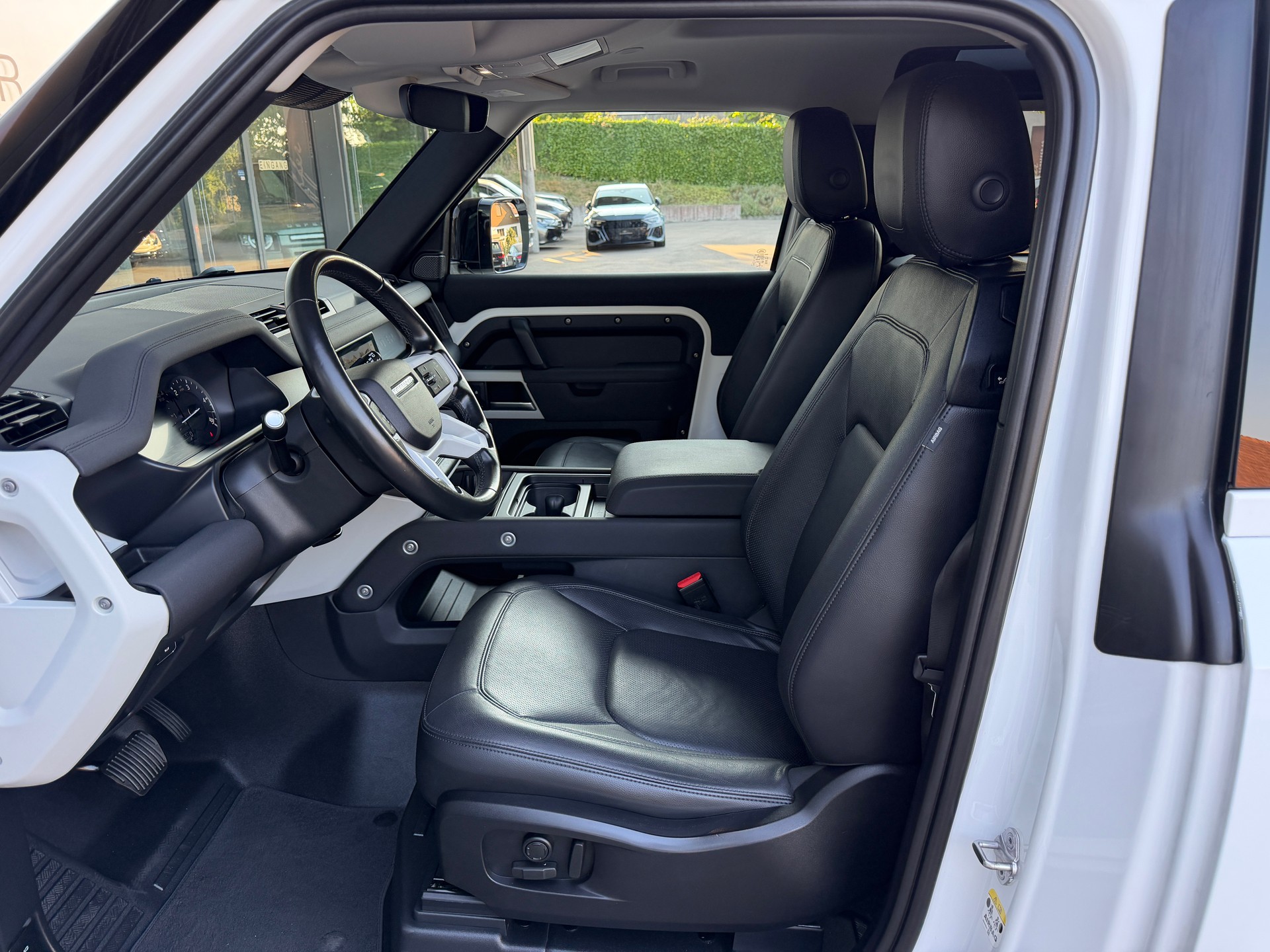 LAND ROVER Defender 90 3.0D I6 200 SE AT8-image-8