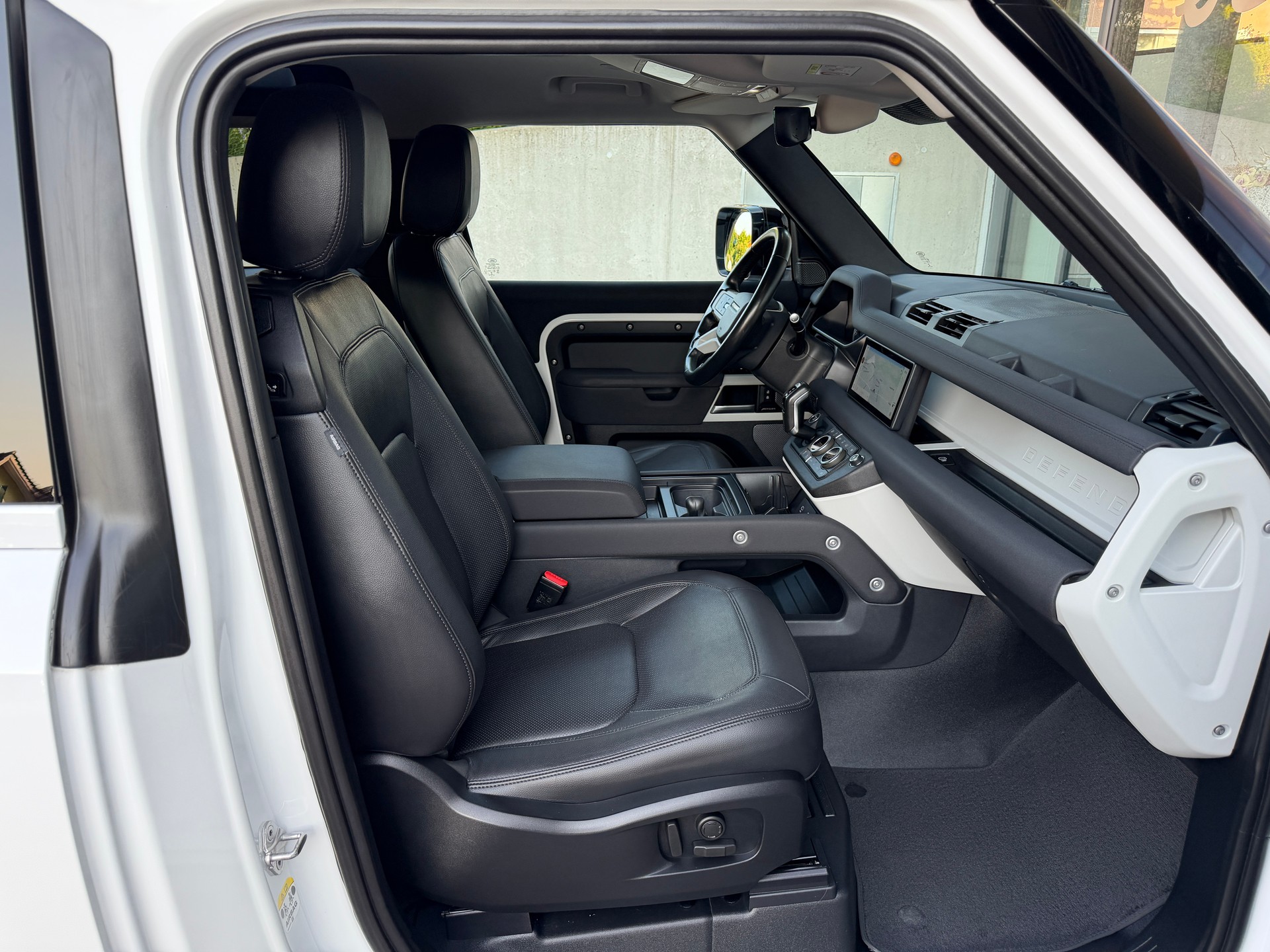 LAND ROVER Defender 90 3.0D I6 200 SE AT8-image-18