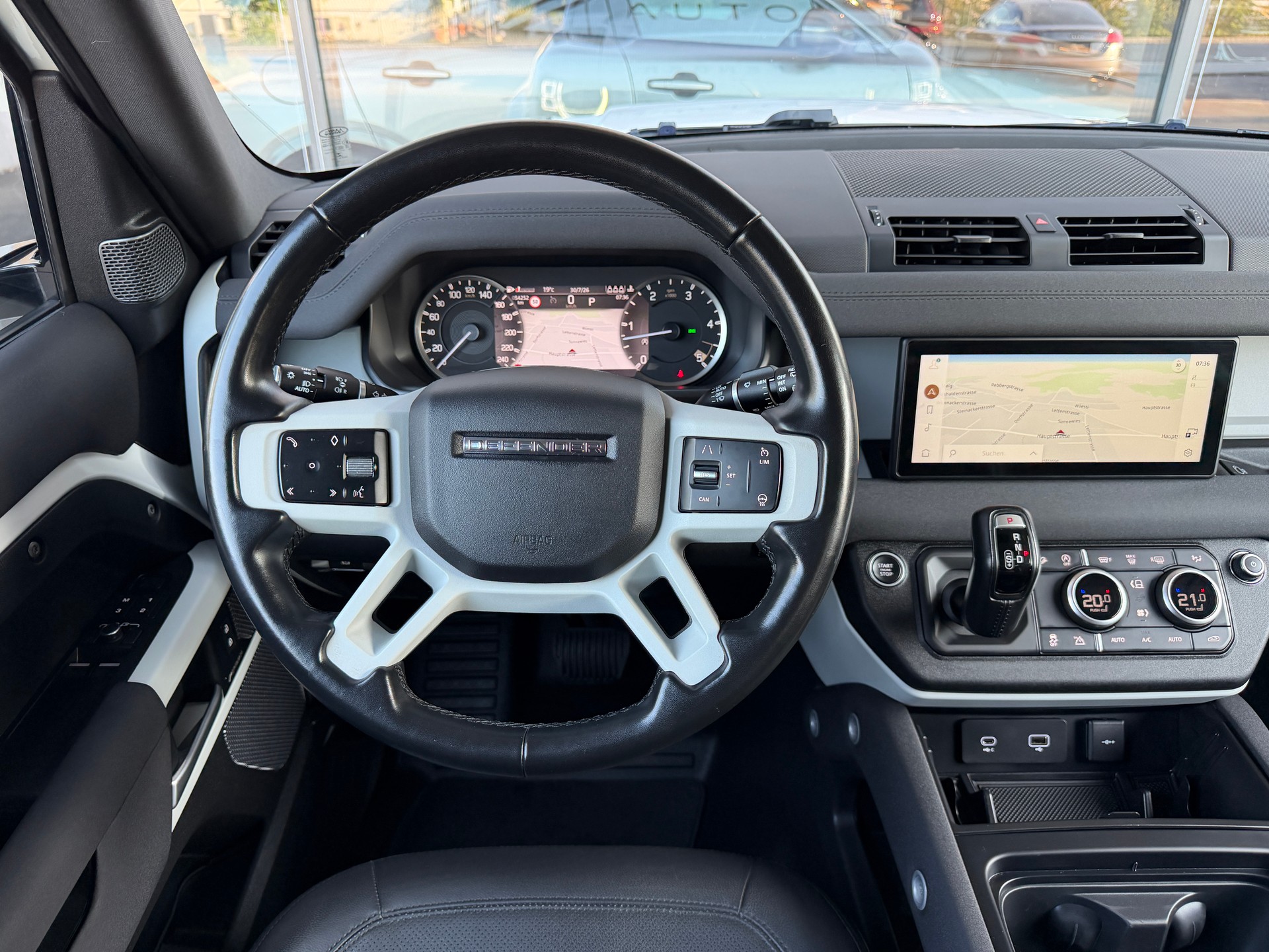 LAND ROVER Defender 90 3.0D I6 200 SE AT8-image-25