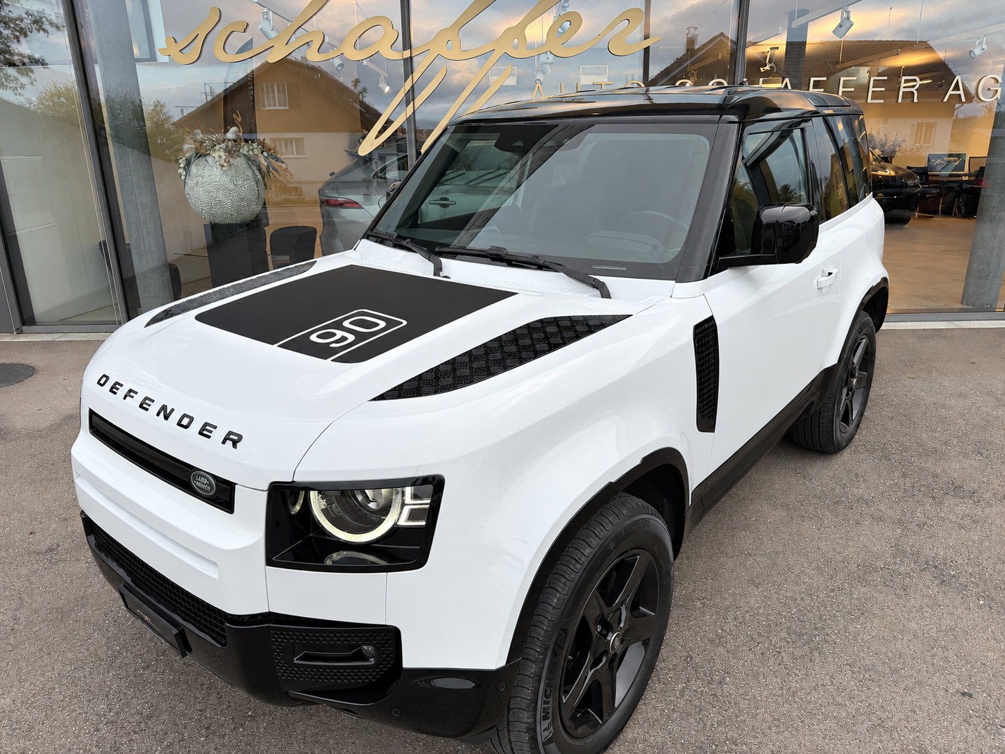 LAND ROVER Defender 90 3.0D I6 200 SE AT8-showroom-element-1
