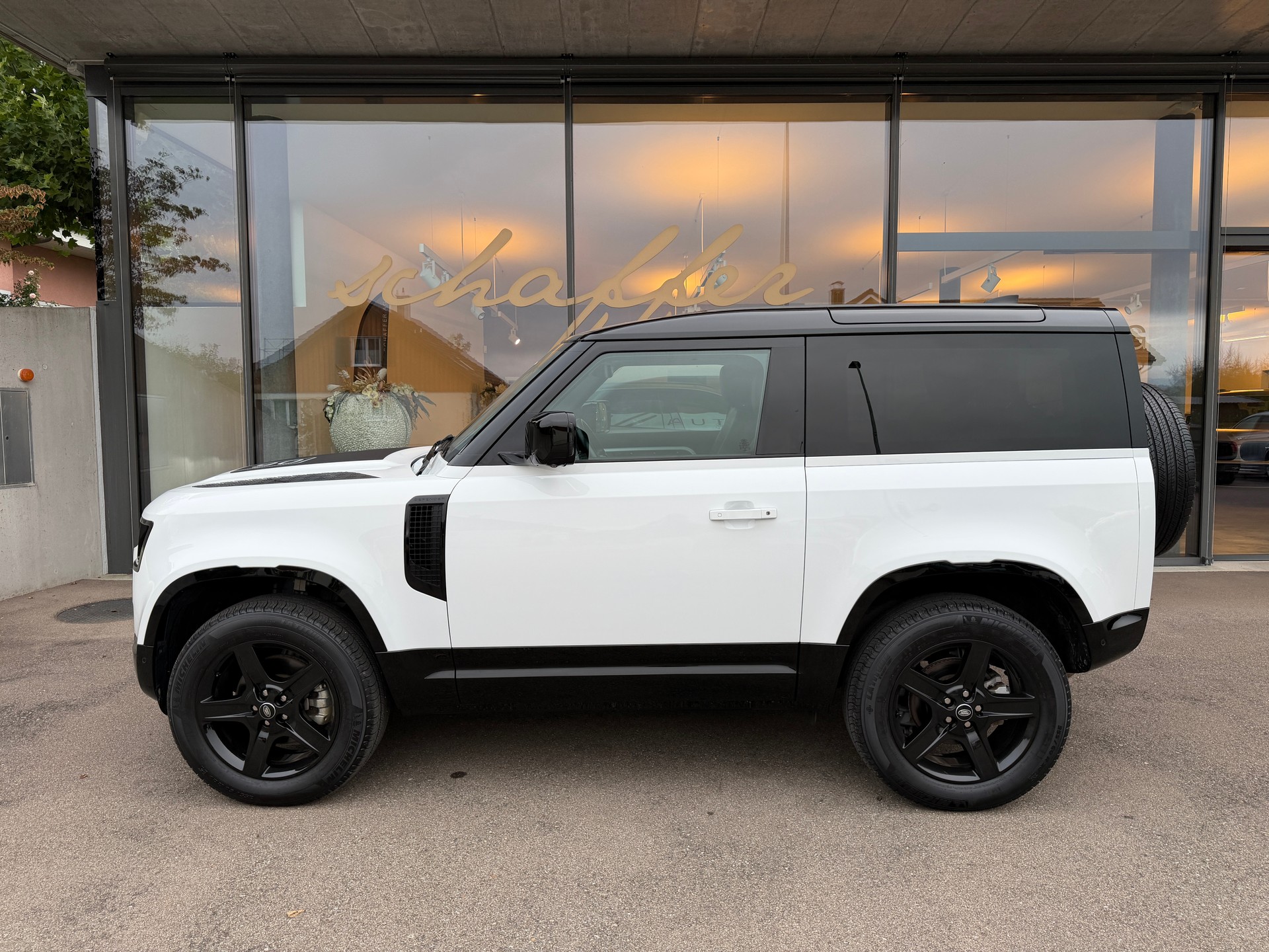 LAND ROVER Defender 90 3.0D I6 200 SE AT8-image-5