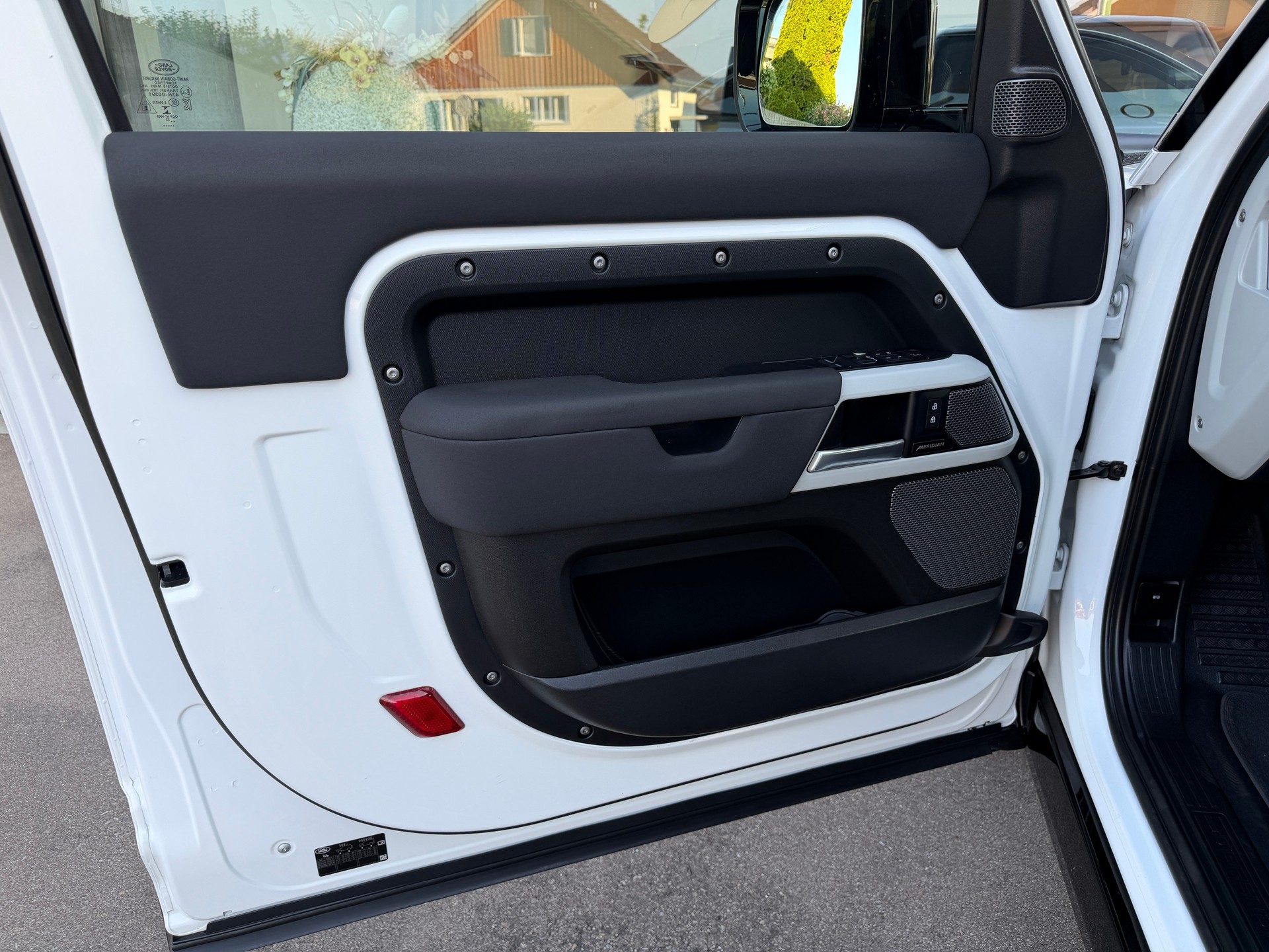 LAND ROVER Defender 90 3.0D I6 200 SE AT8-image-10
