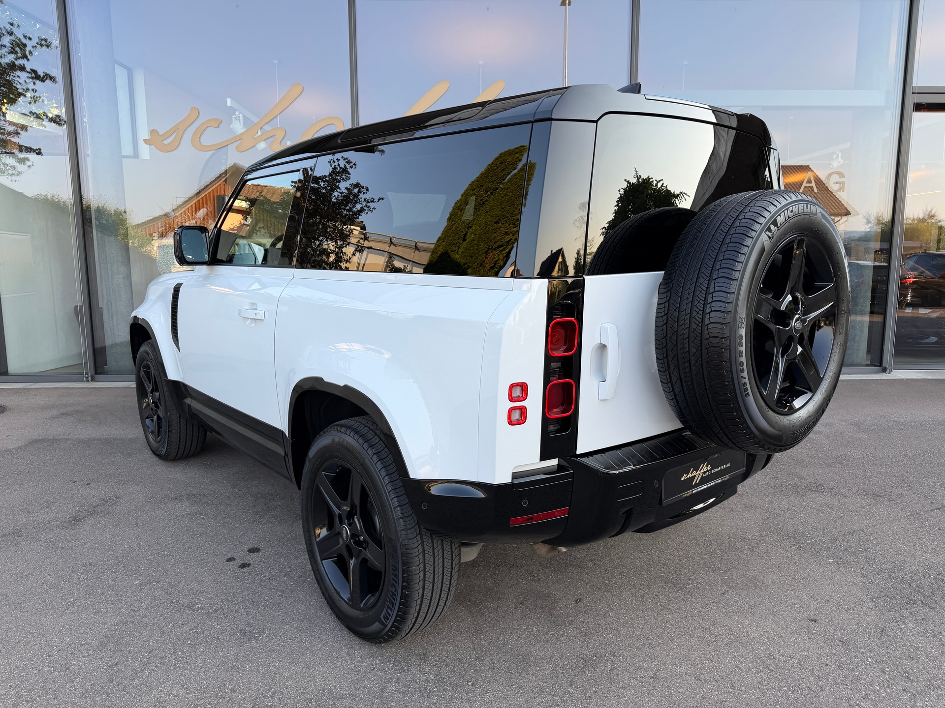 LAND ROVER Defender 90 3.0D I6 200 SE AT8-image-6