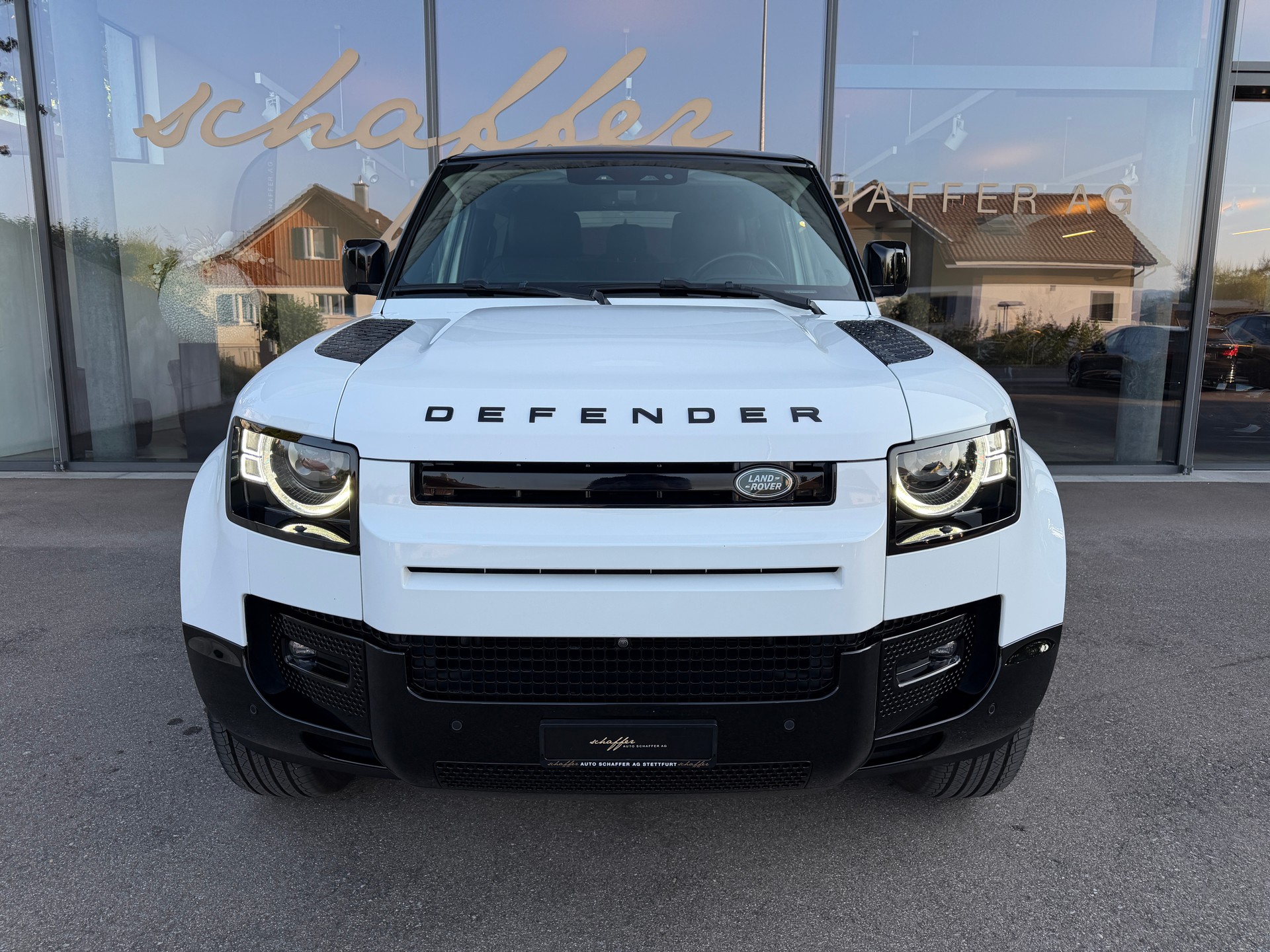 LAND ROVER Defender 90 3.0D I6 200 SE AT8-image-2
