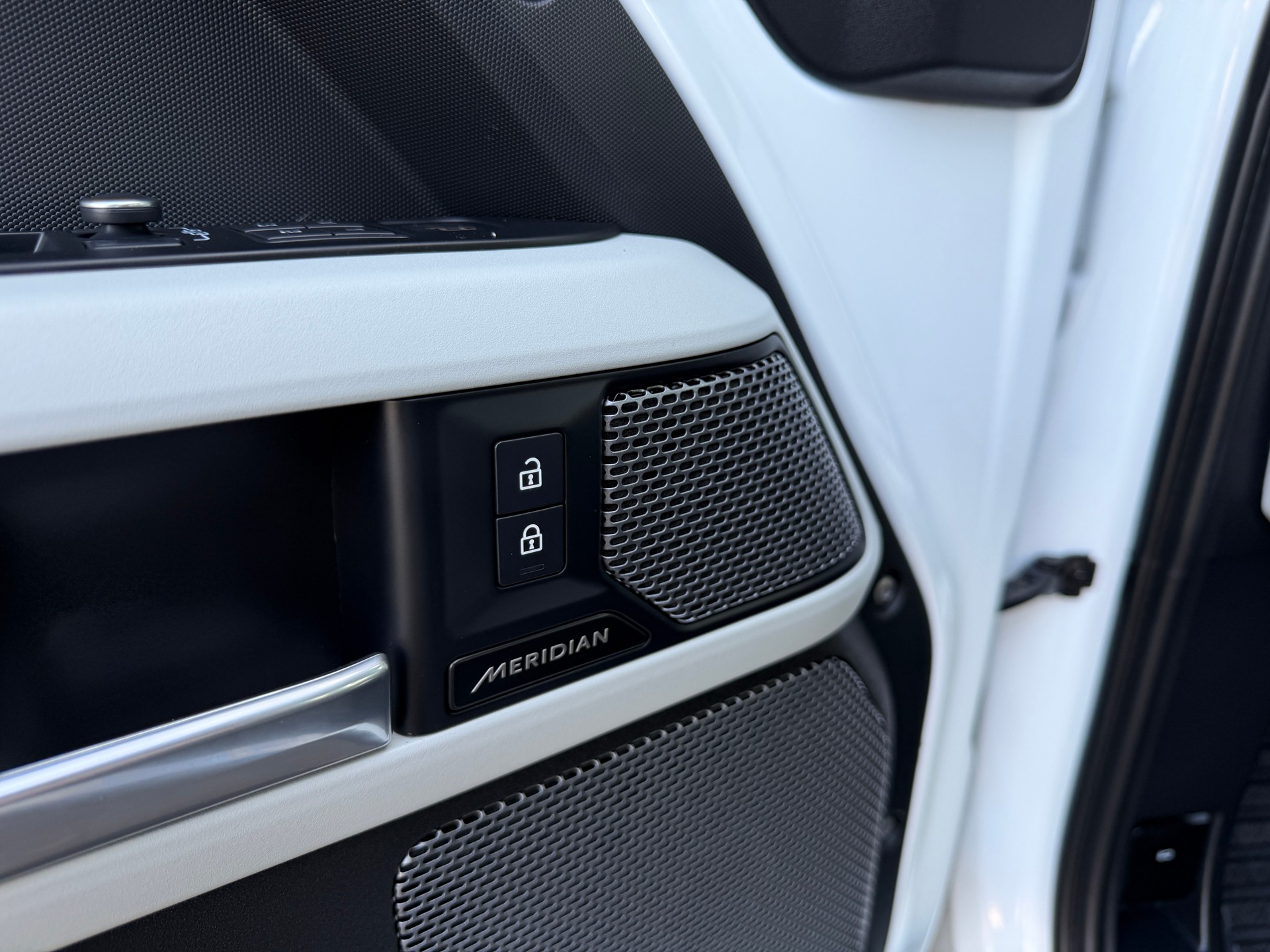LAND ROVER Defender 90 3.0D I6 200 SE AT8-image-11