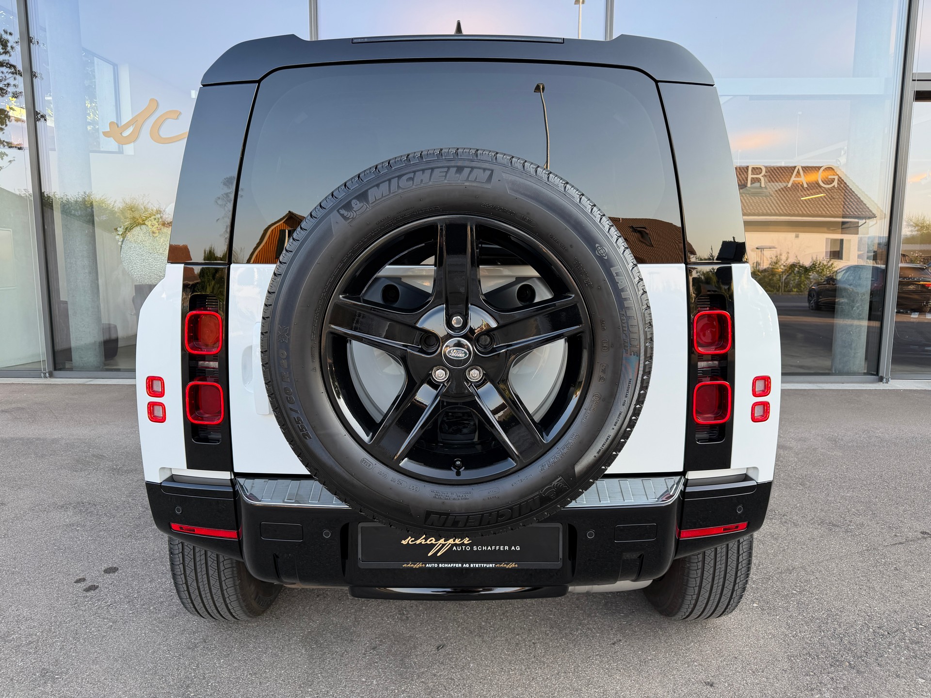 LAND ROVER Defender 90 3.0D I6 200 SE AT8-image-8