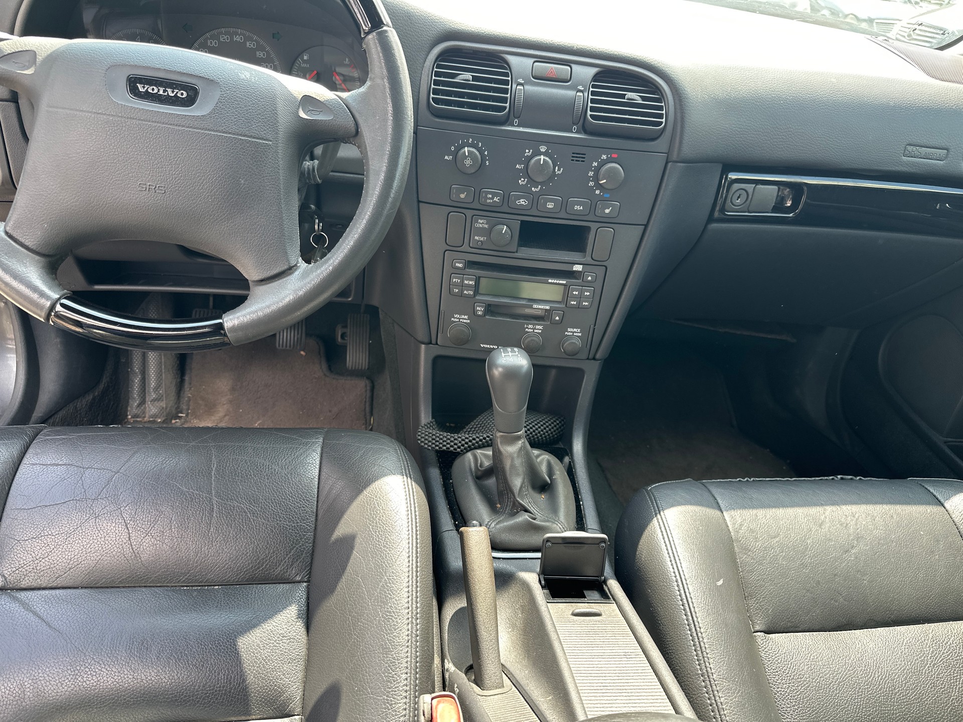 VOLVO V40 T4-image-12