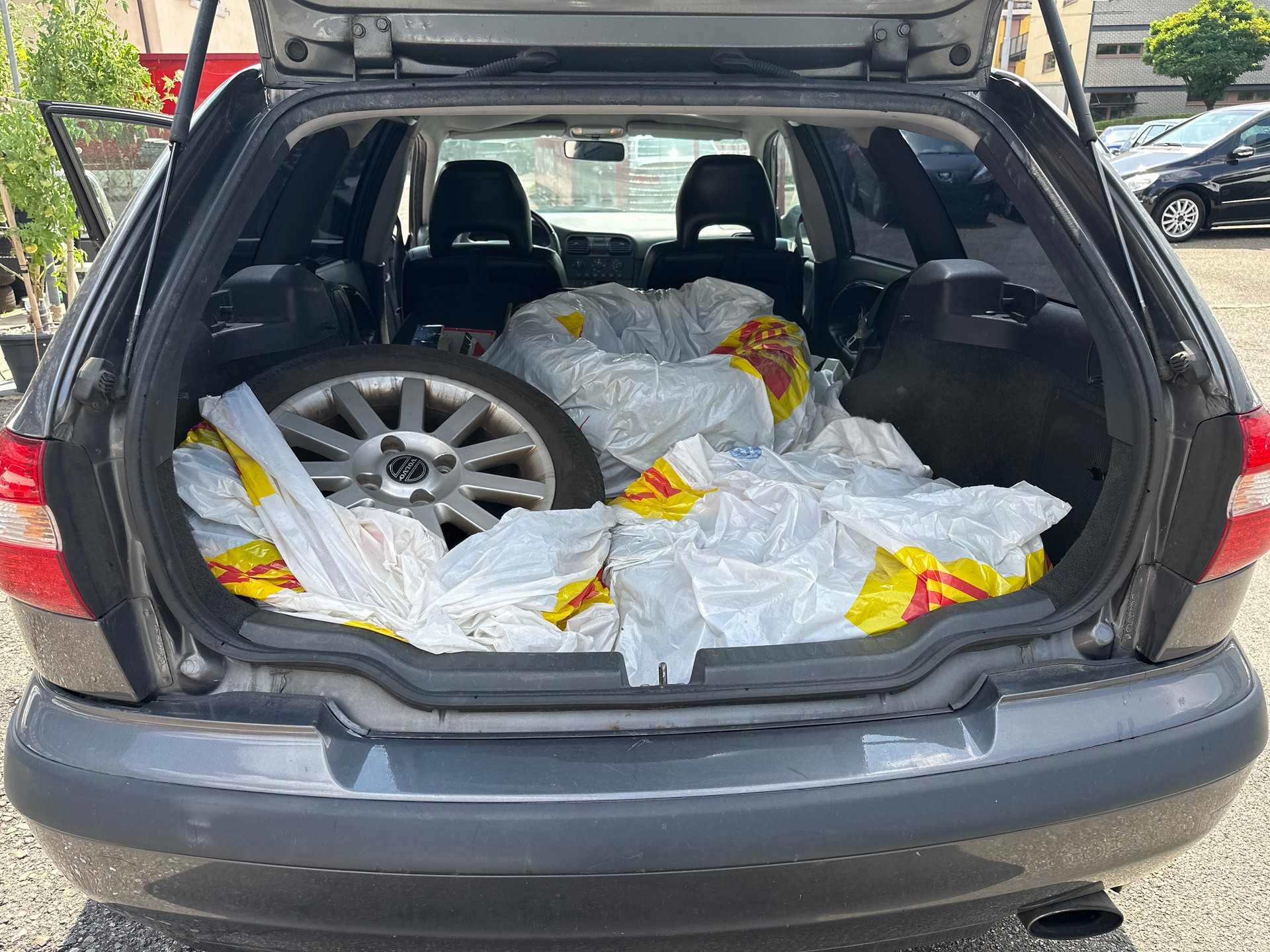 VOLVO V40 T4-image-9
