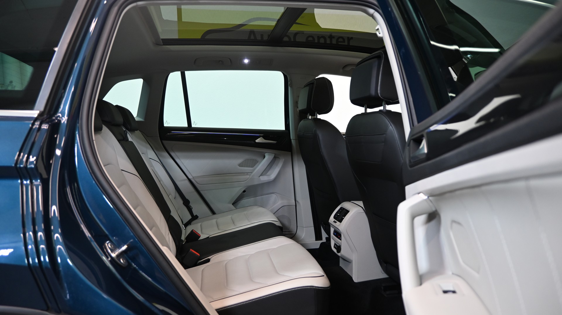 VW Tiguan 2.0TSI Elegance 4Motion DSG-image-5
