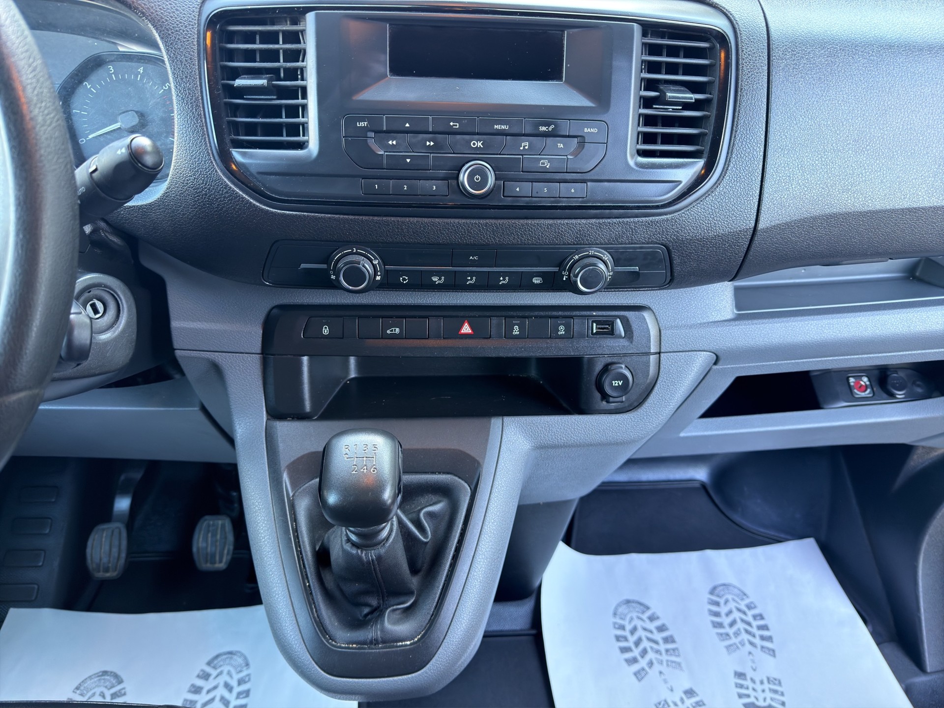 PEUGEOT Expert 2.0 BlueHDi 120 S&S Premium Standard-image-11