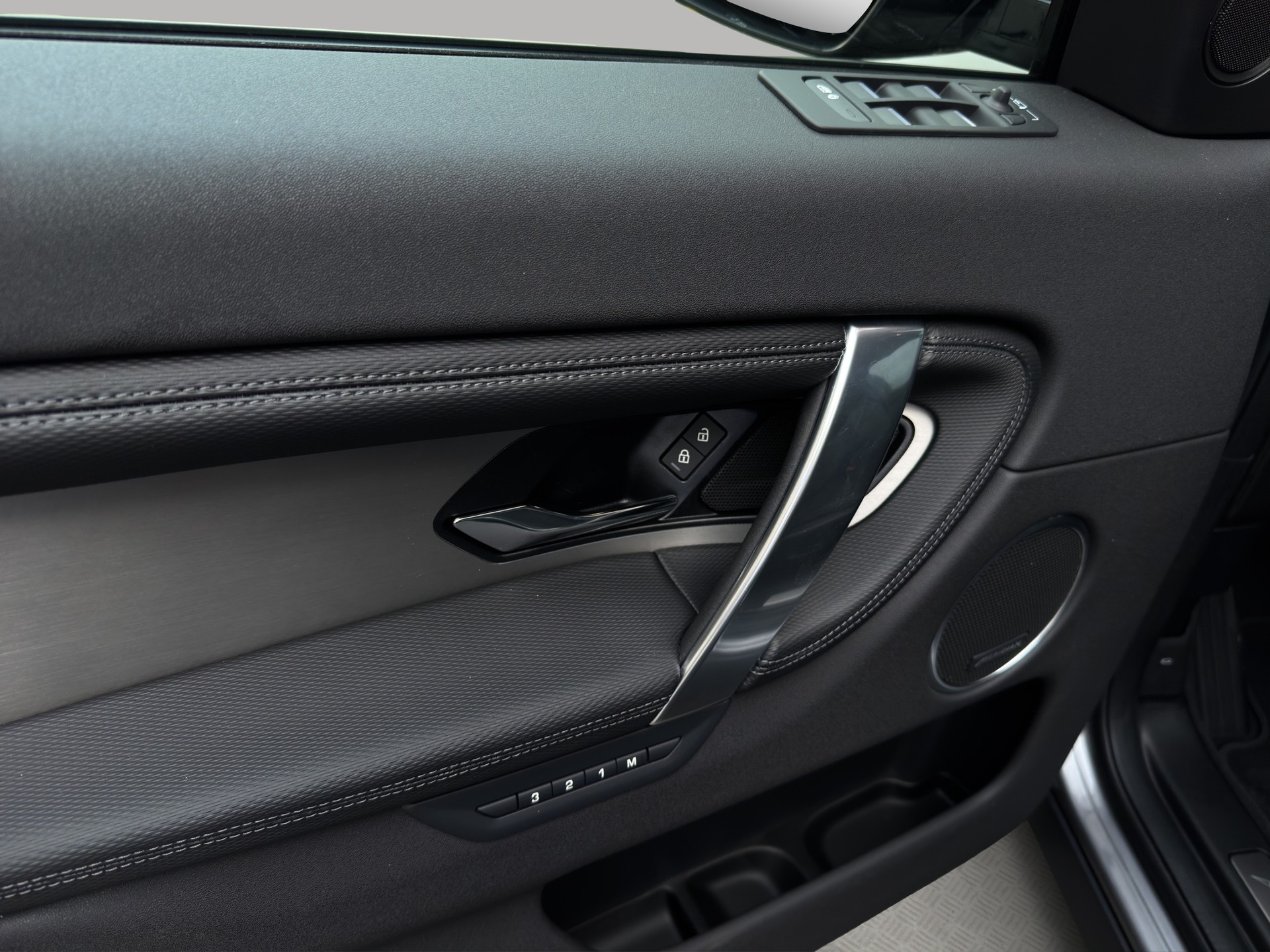 LAND ROVER Discovery Sport 1.5 T 270e Landmark-image-12