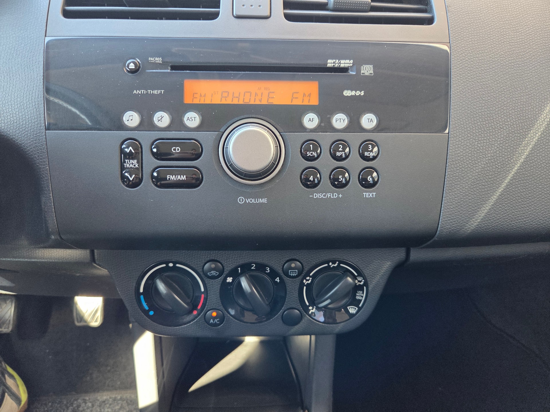 SUZUKI Swift 1.3i 16V GL Top 4x4-image-8