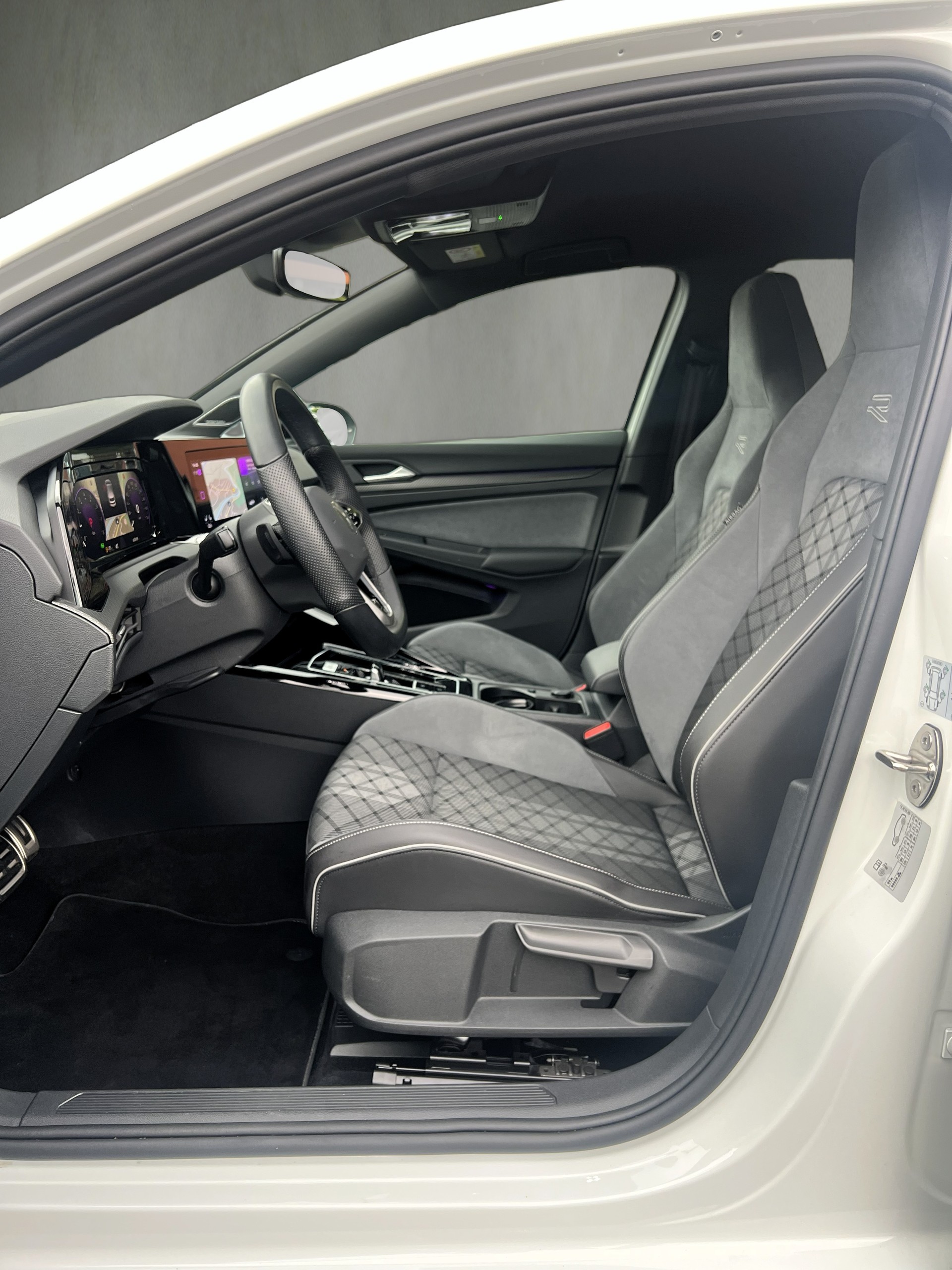 VW Golf 1.5 eTSI mHEV ACT R-Line 75 Edition DSG-image-14