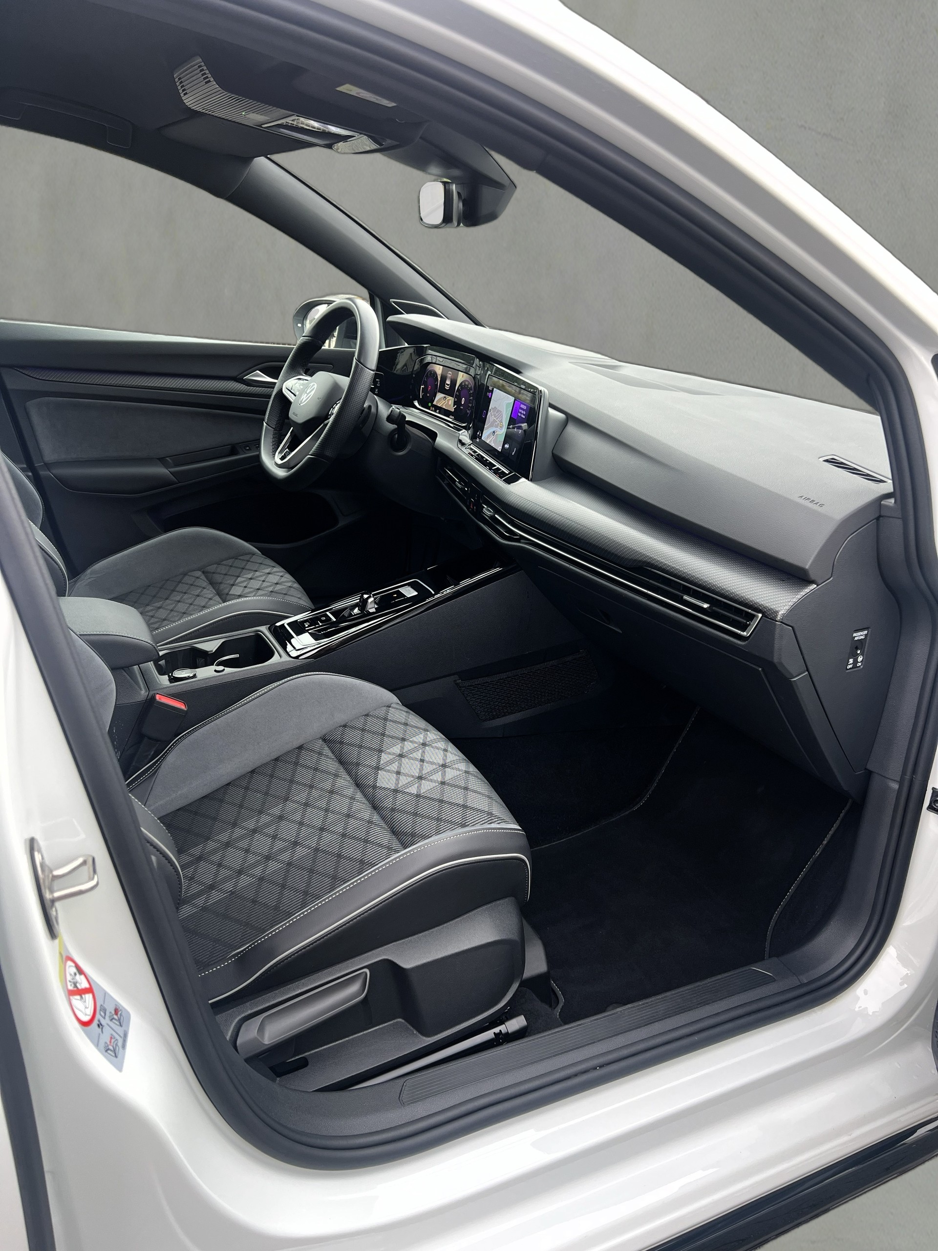 VW Golf 1.5 eTSI mHEV ACT R-Line 75 Edition DSG-image-11