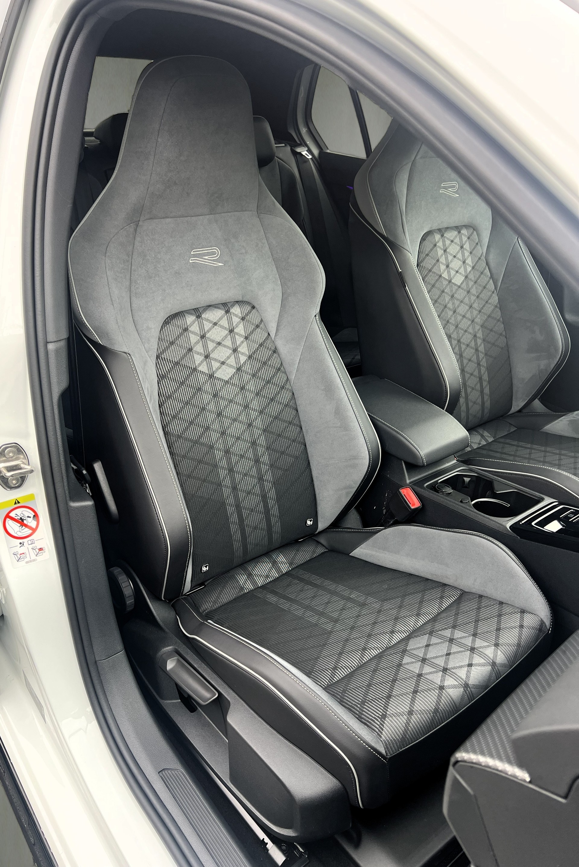 VW Golf 1.5 eTSI mHEV ACT R-Line 75 Edition DSG-image-12