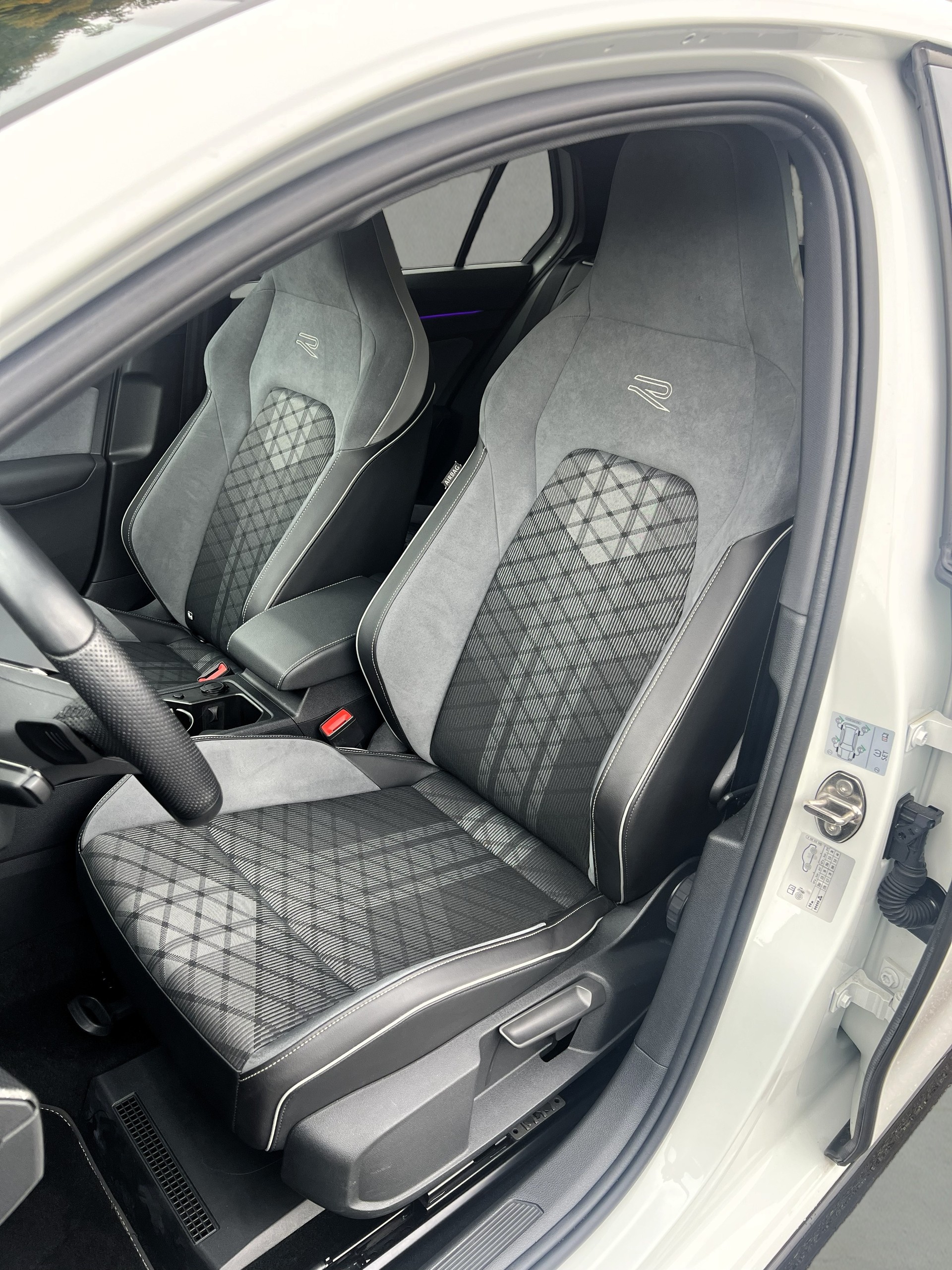 VW Golf 1.5 eTSI mHEV ACT R-Line 75 Edition DSG-image-13