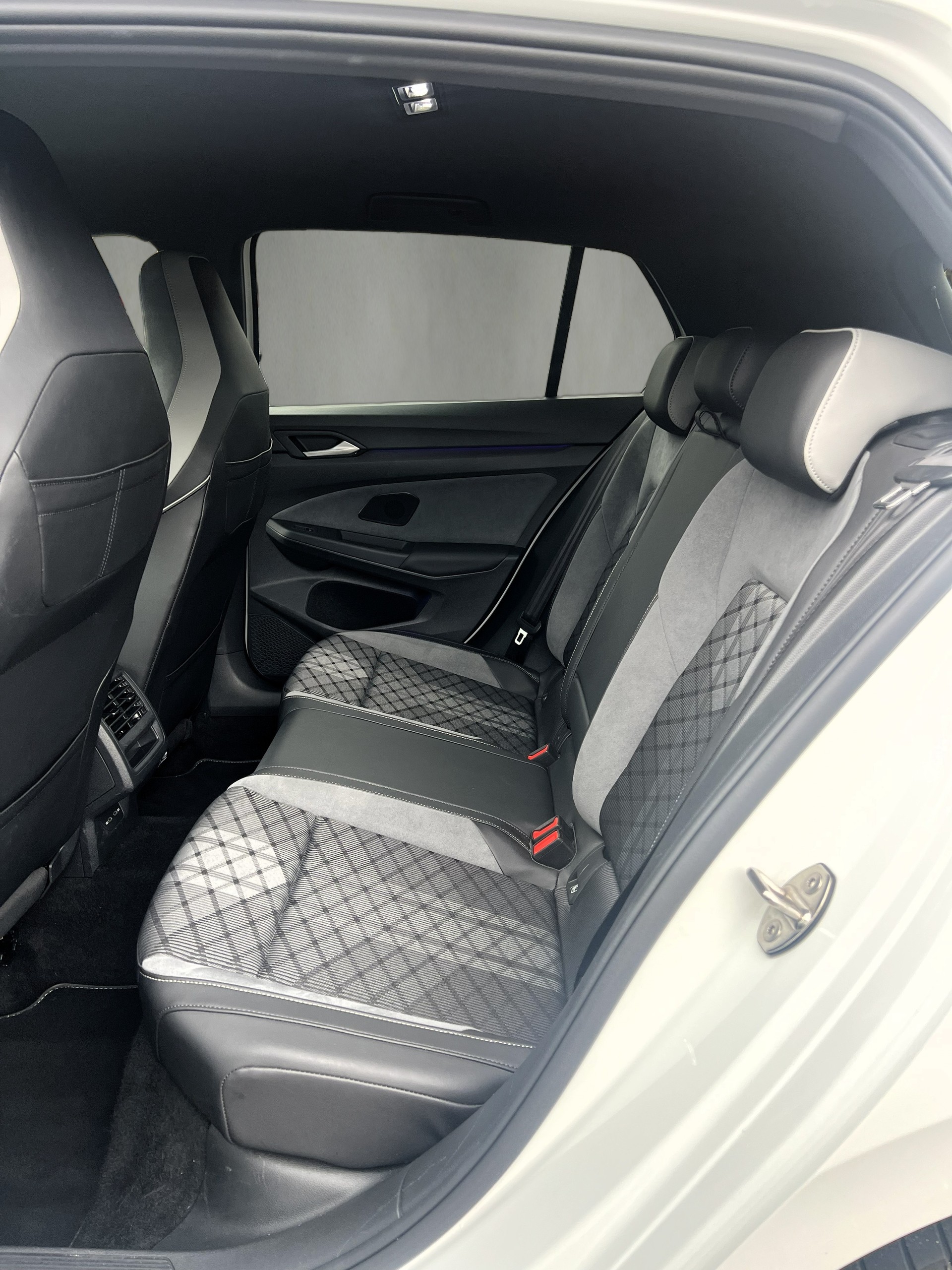 VW Golf 1.5 eTSI mHEV ACT R-Line 75 Edition DSG-image-10