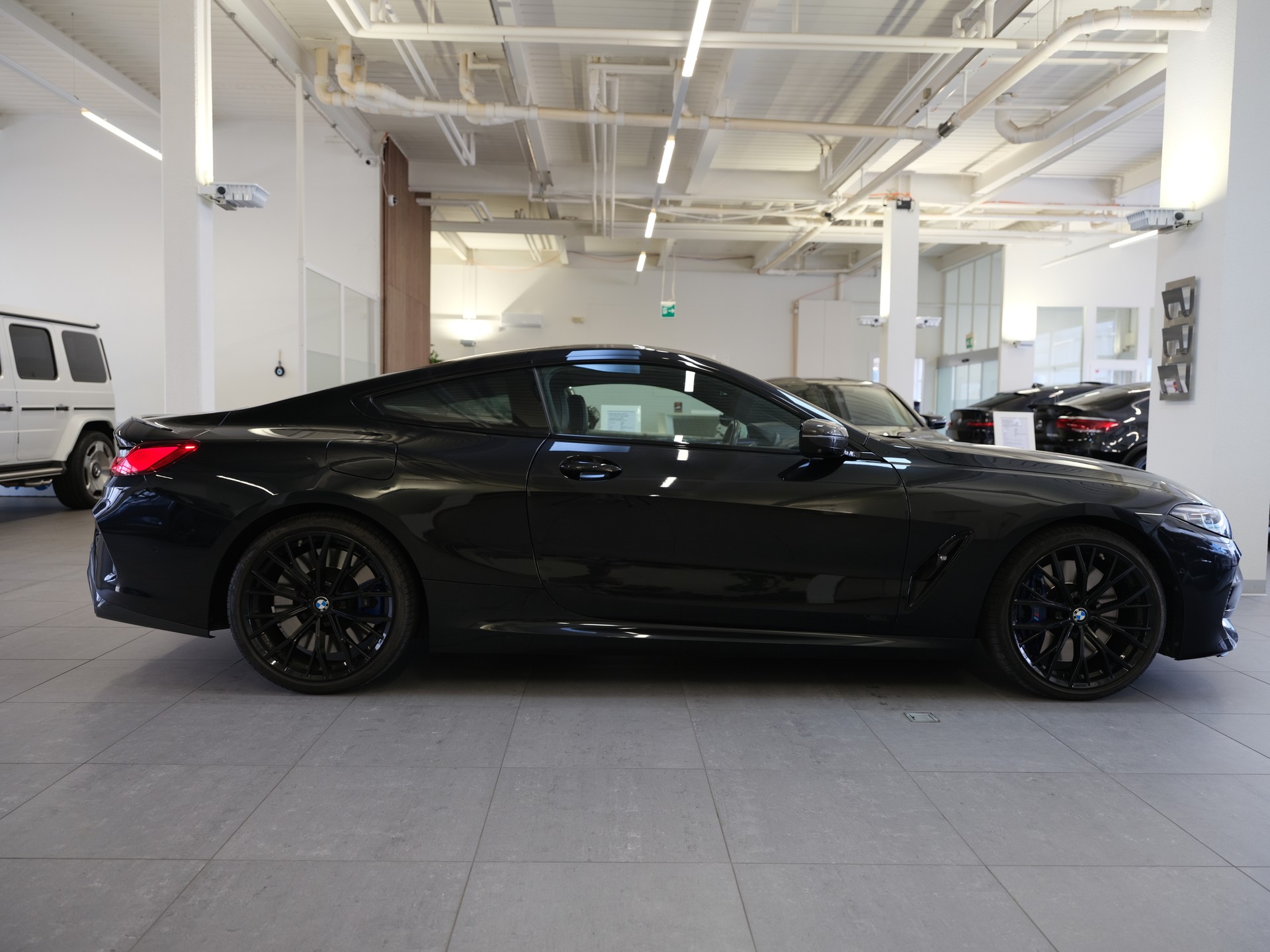 BMW M850i xDrive Steptronic *BLACK-SAPPHIRE*-image-8