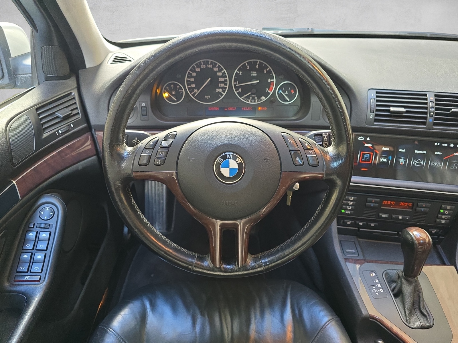 BMW 520i Touring Exclusive Edition (Für Projektfahrzeug o. Export)-image-4