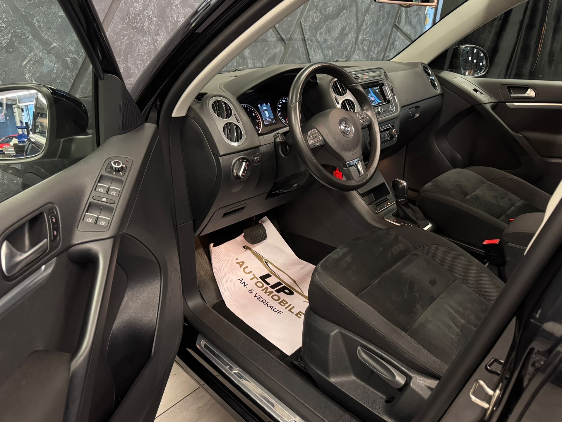 VW Tiguan 2.0 TSI Sport&Style 4Motion DSG R-Line-image-10