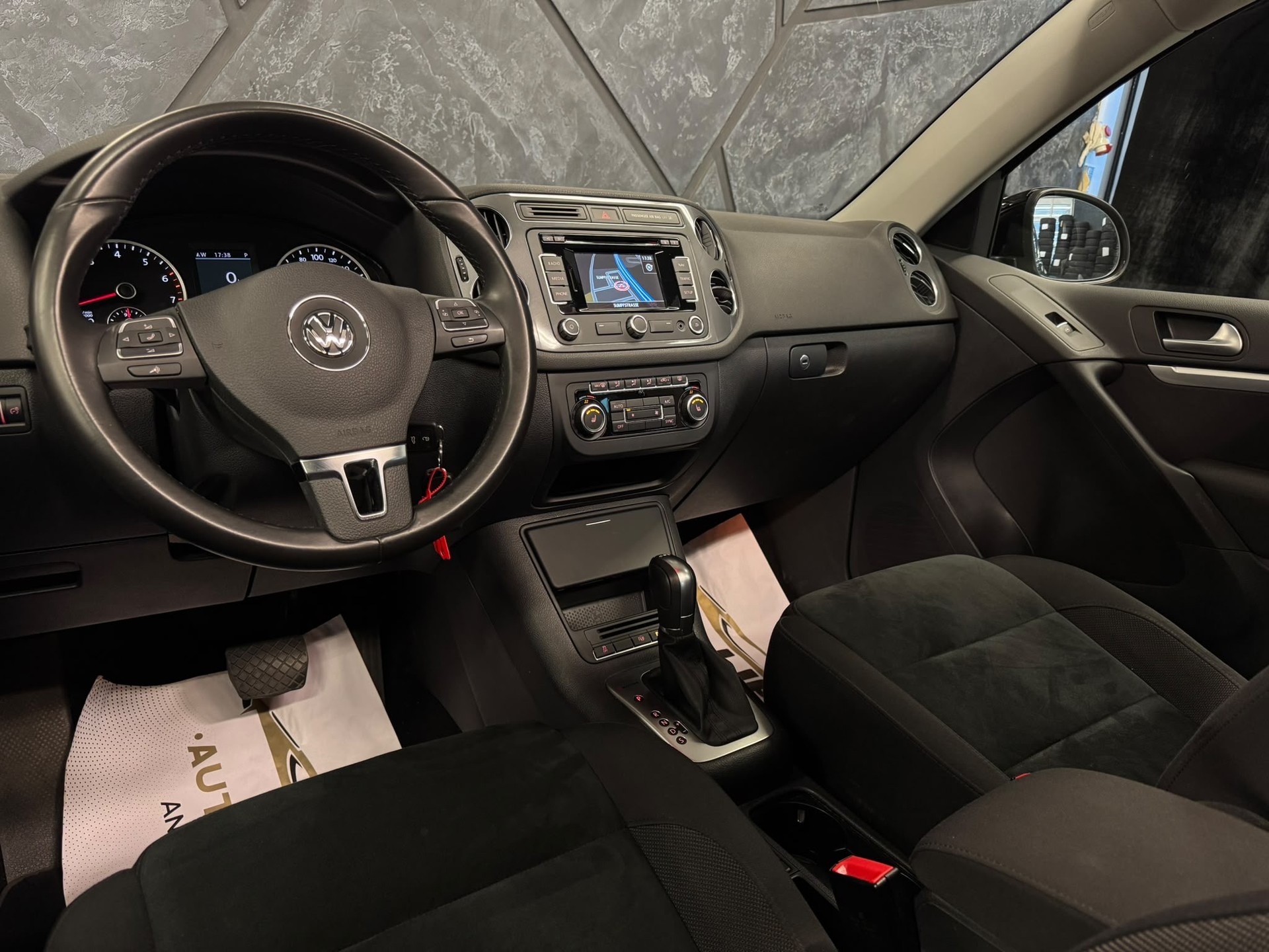 VW Tiguan 2.0 TSI Sport&Style 4Motion DSG R-Line-image-11