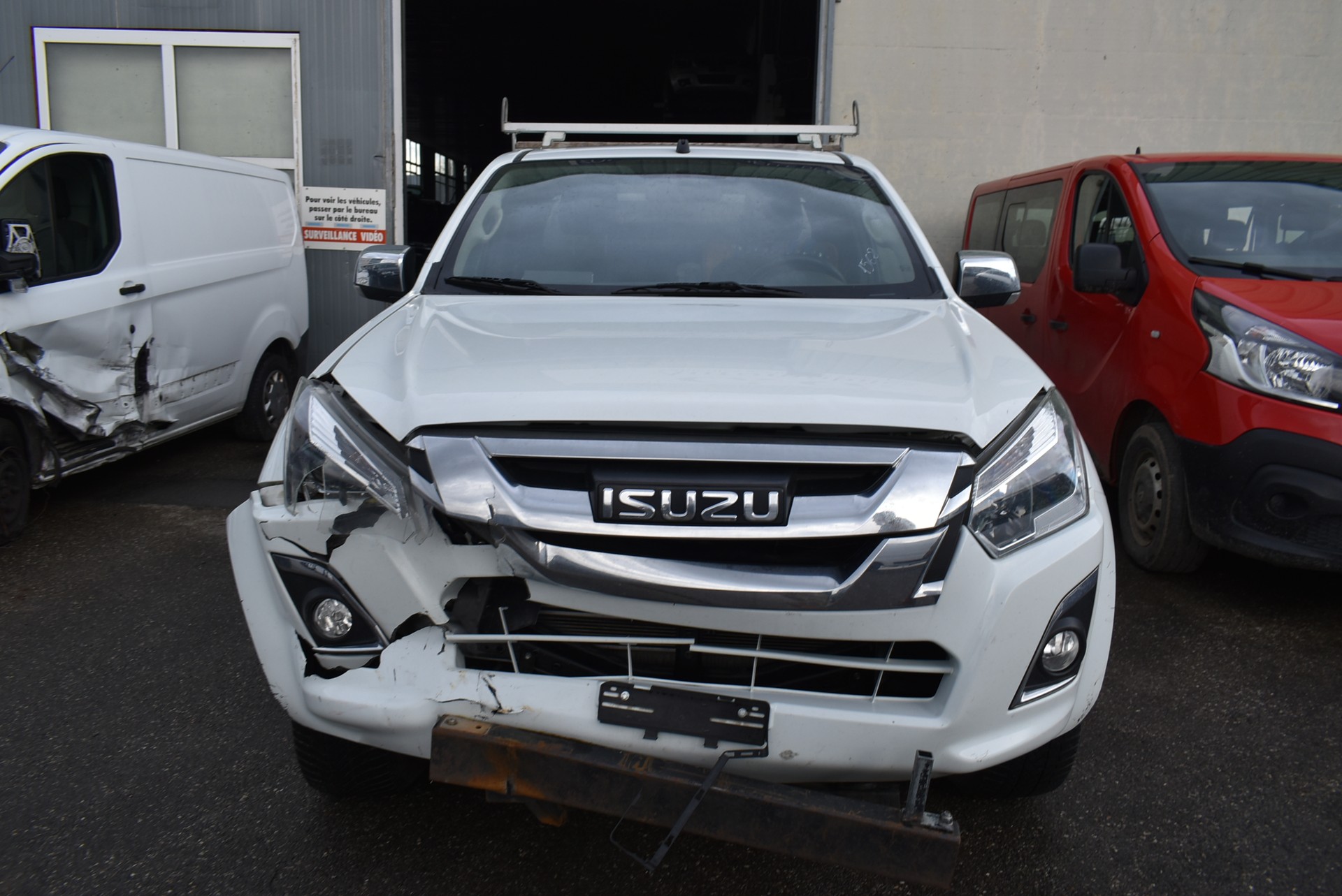 ISUZU D-MAX 1.9 SpaceCab Solar 4x4 A-image-0