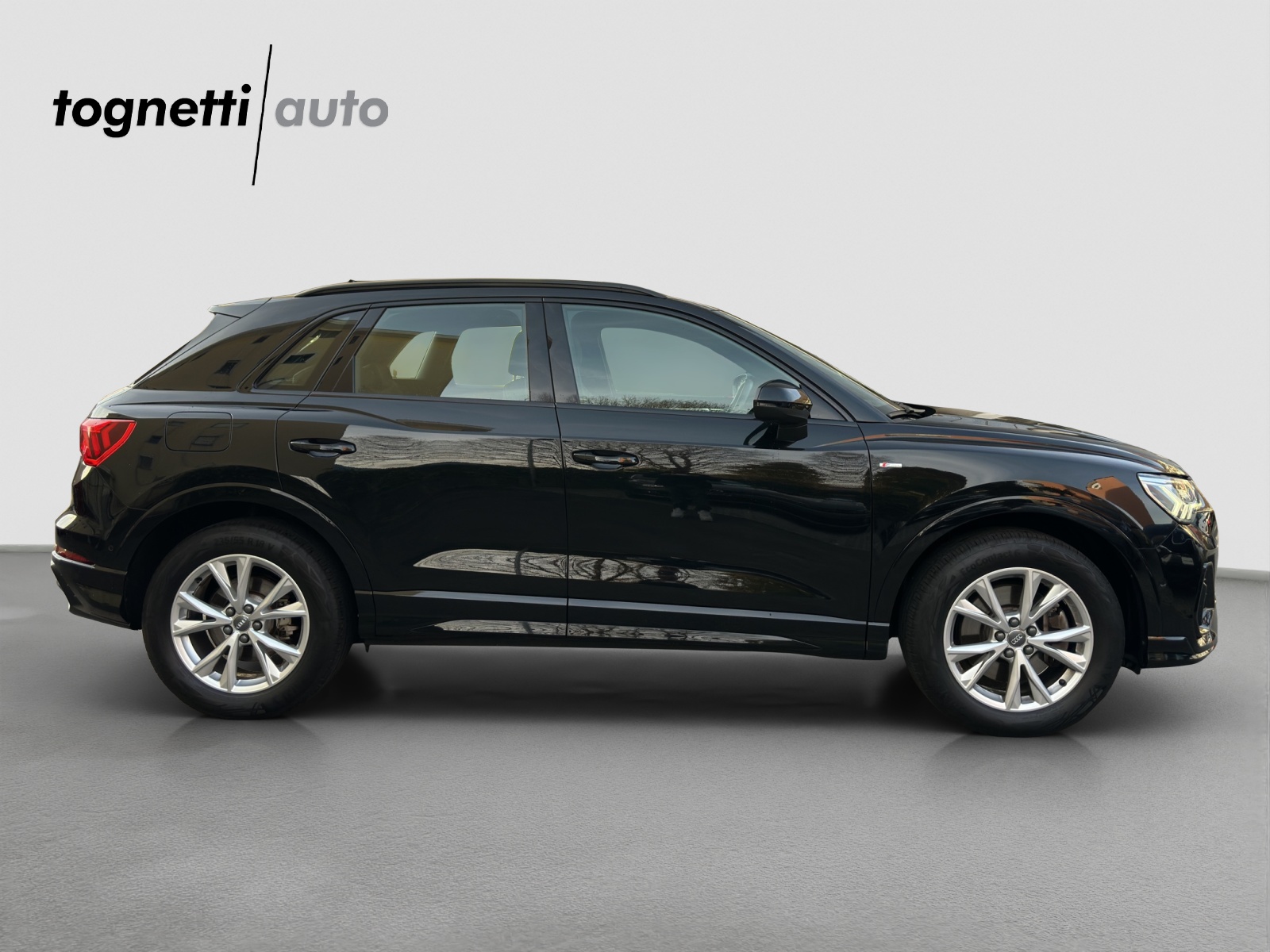 AUDI Q3 45 TFSI S line quattro S-tronic-image-2