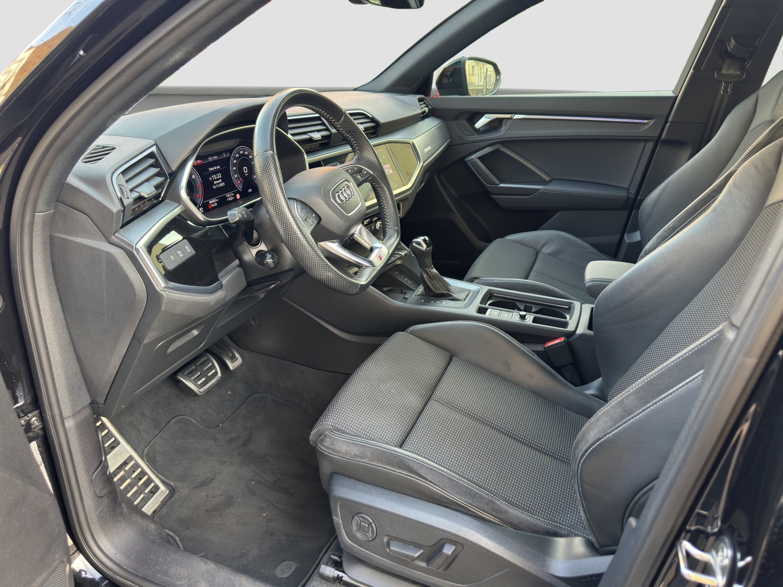 AUDI Q3 45 TFSI S line quattro S-tronic-image-7