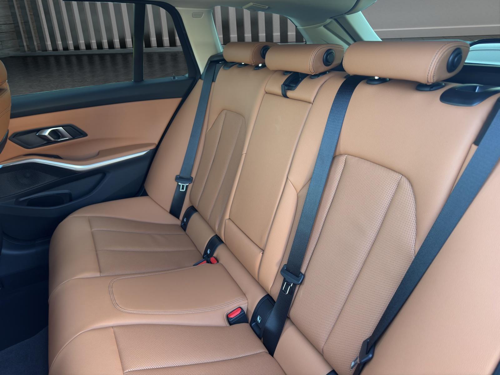 BMW 320d xDrive Touring-image-14