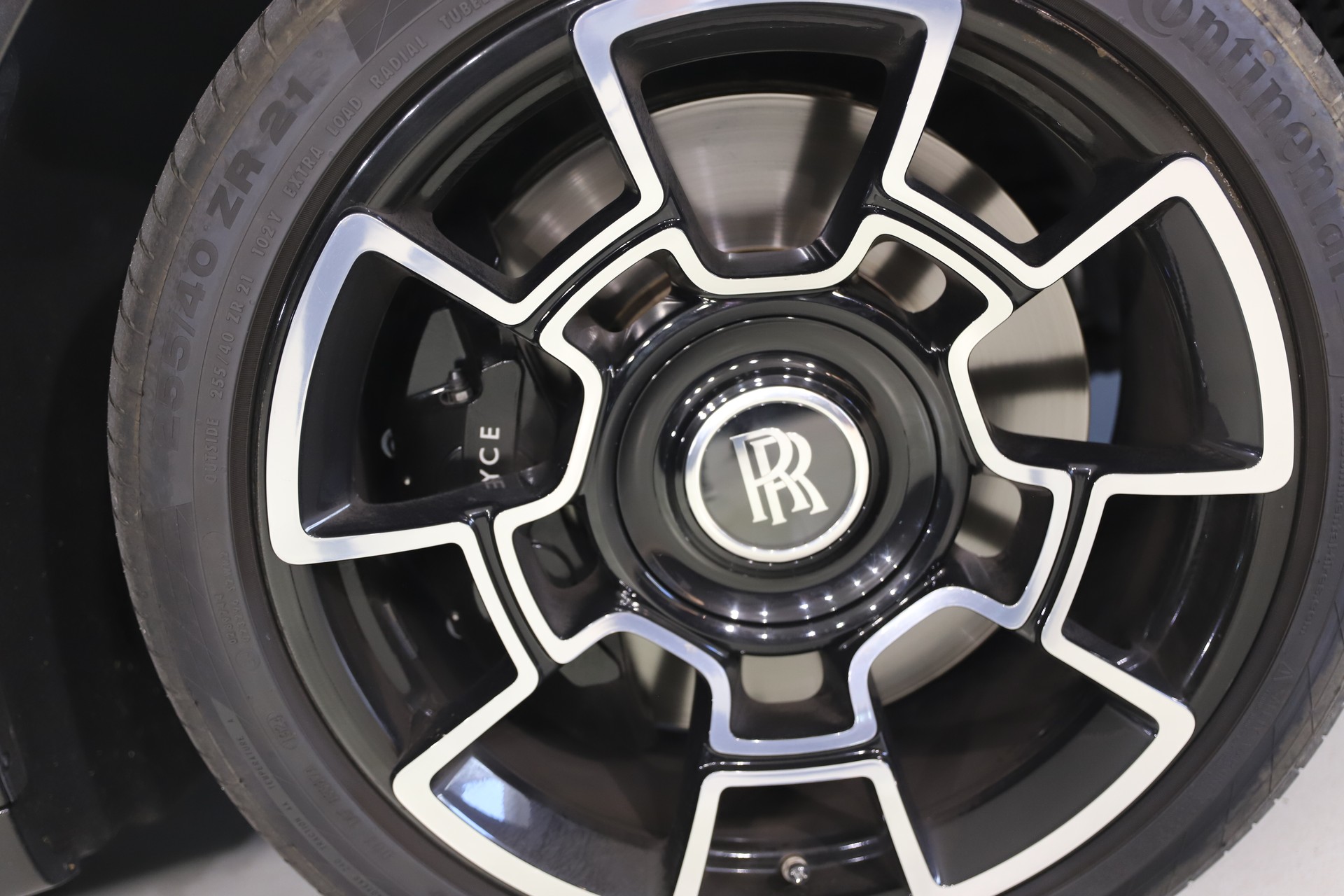 ROLLS-ROYCE Ghost 6.6 V12 Black Badge-image-5