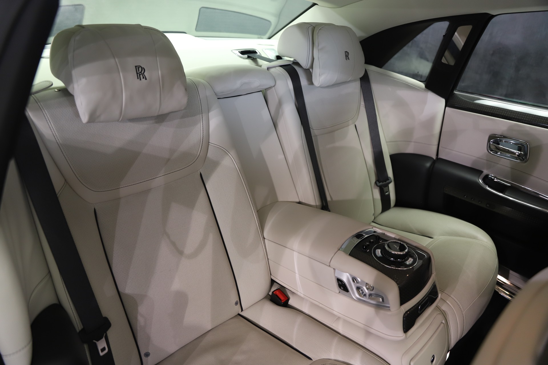 ROLLS-ROYCE Ghost 6.6 V12 Black Badge-image-15