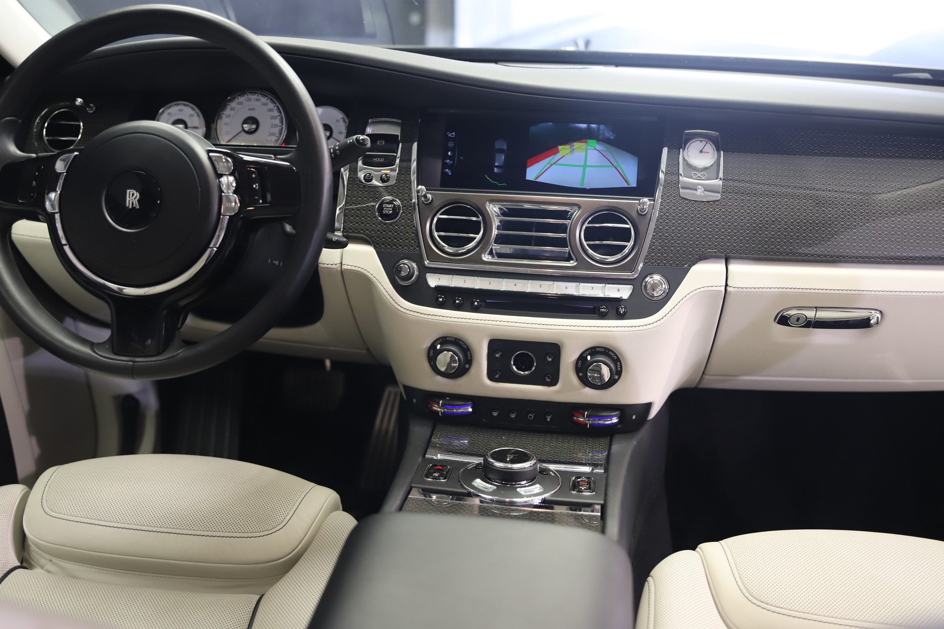 ROLLS-ROYCE Ghost 6.6 V12 Black Badge-image-9