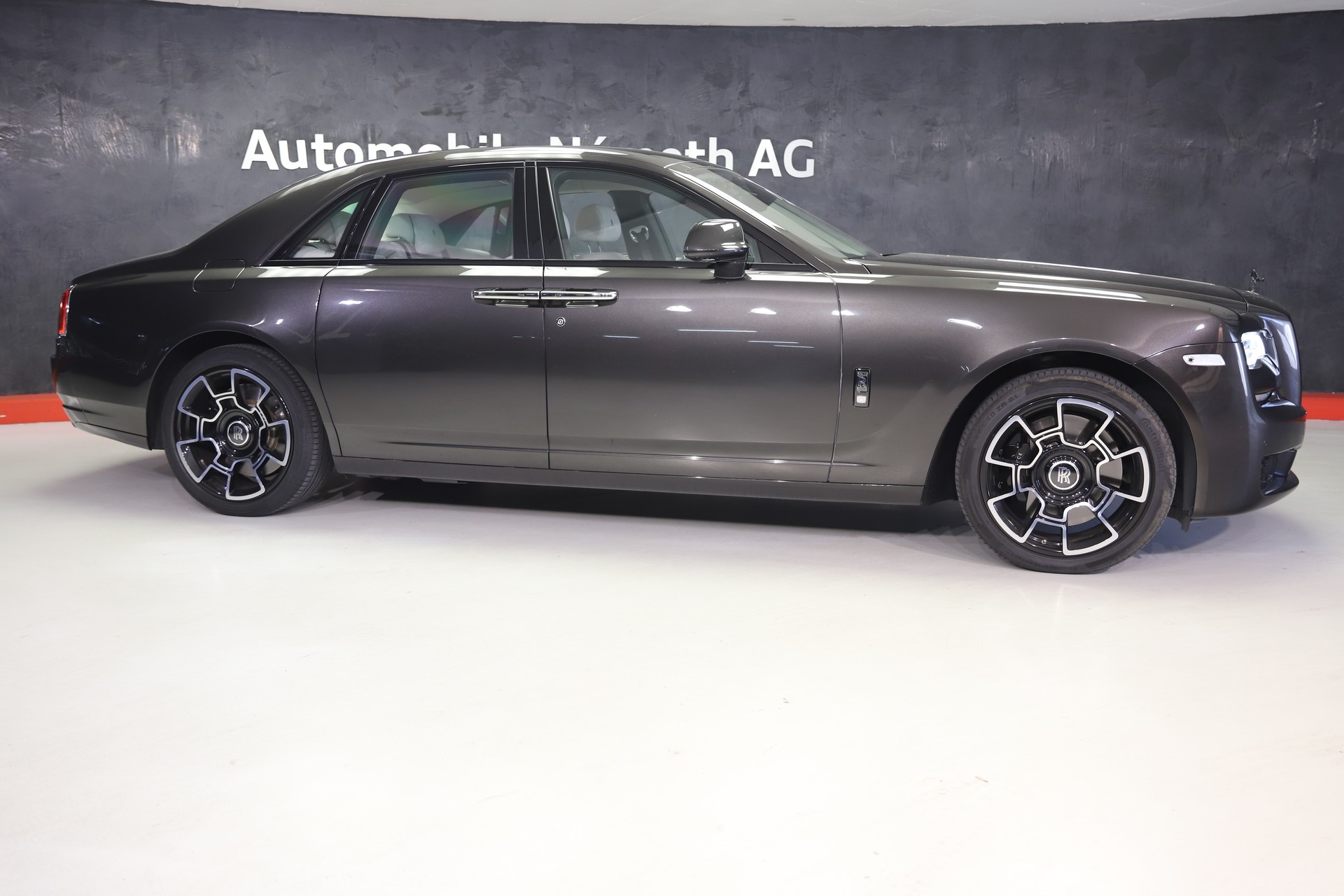 ROLLS-ROYCE Ghost 6.6 V12 Black Badge-showroom-element-1