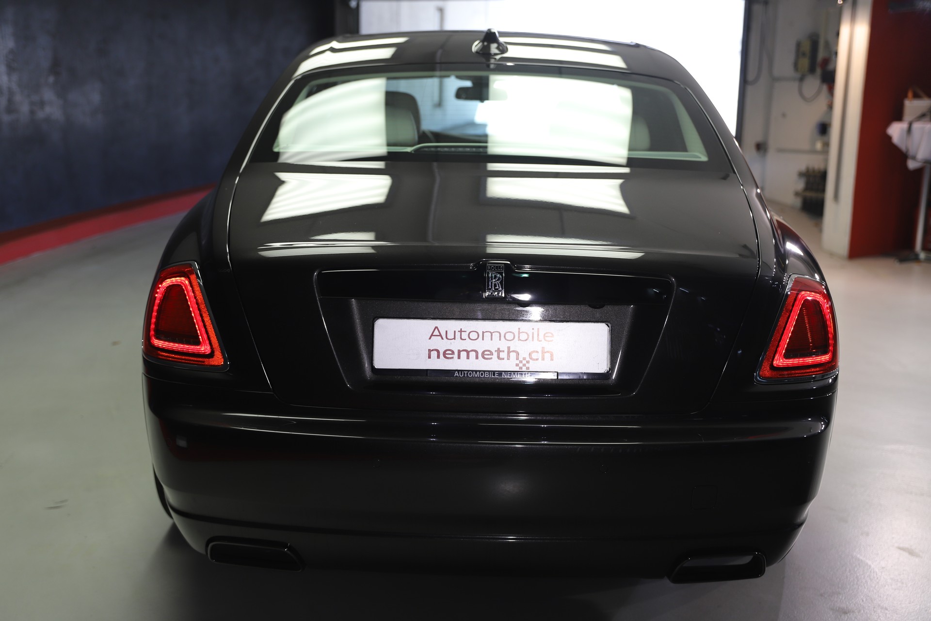ROLLS-ROYCE Ghost 6.6 V12 Black Badge-showroom-element-3