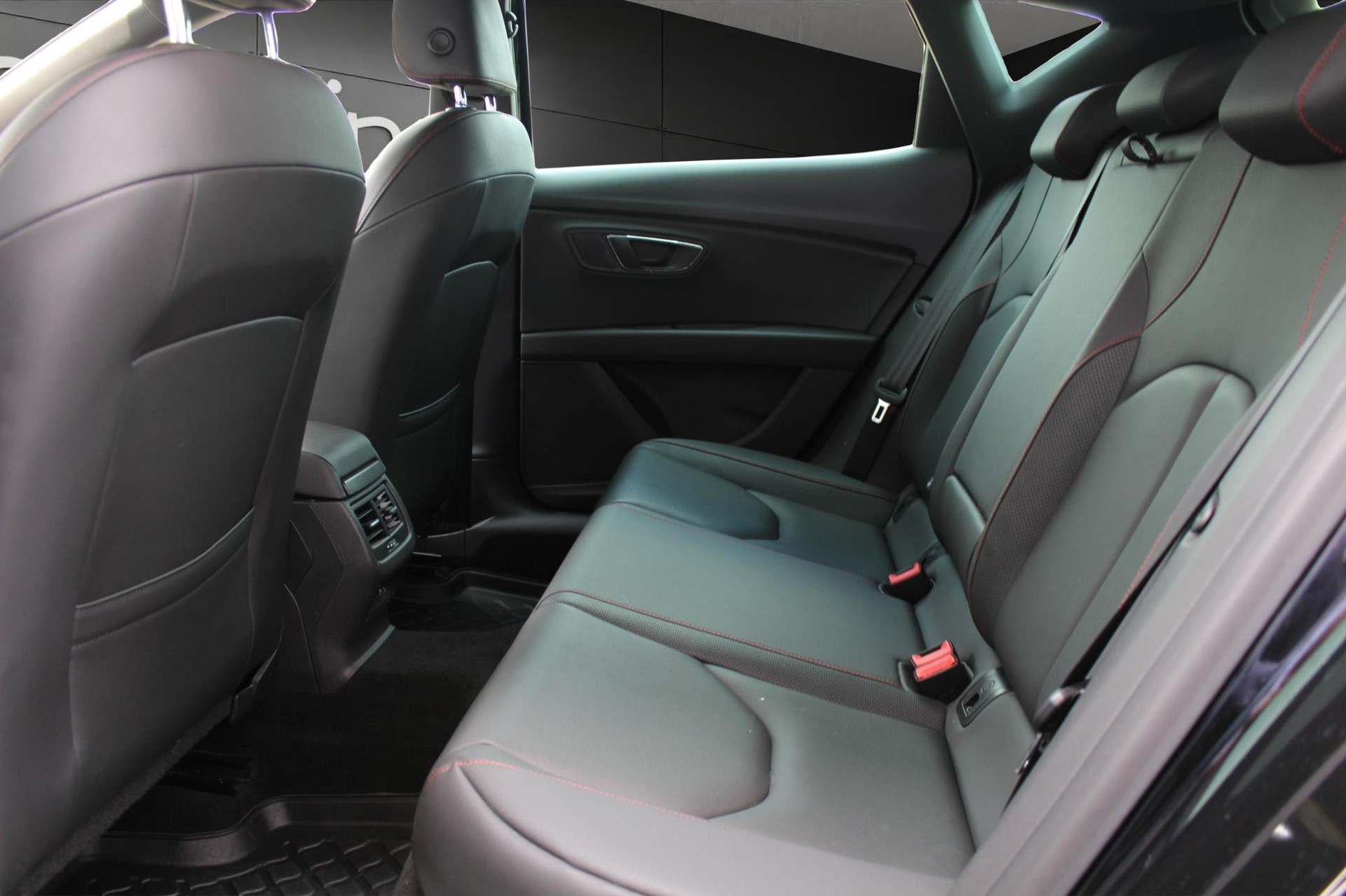 SEAT Leon 2.0 TSI FR DSG-image-9