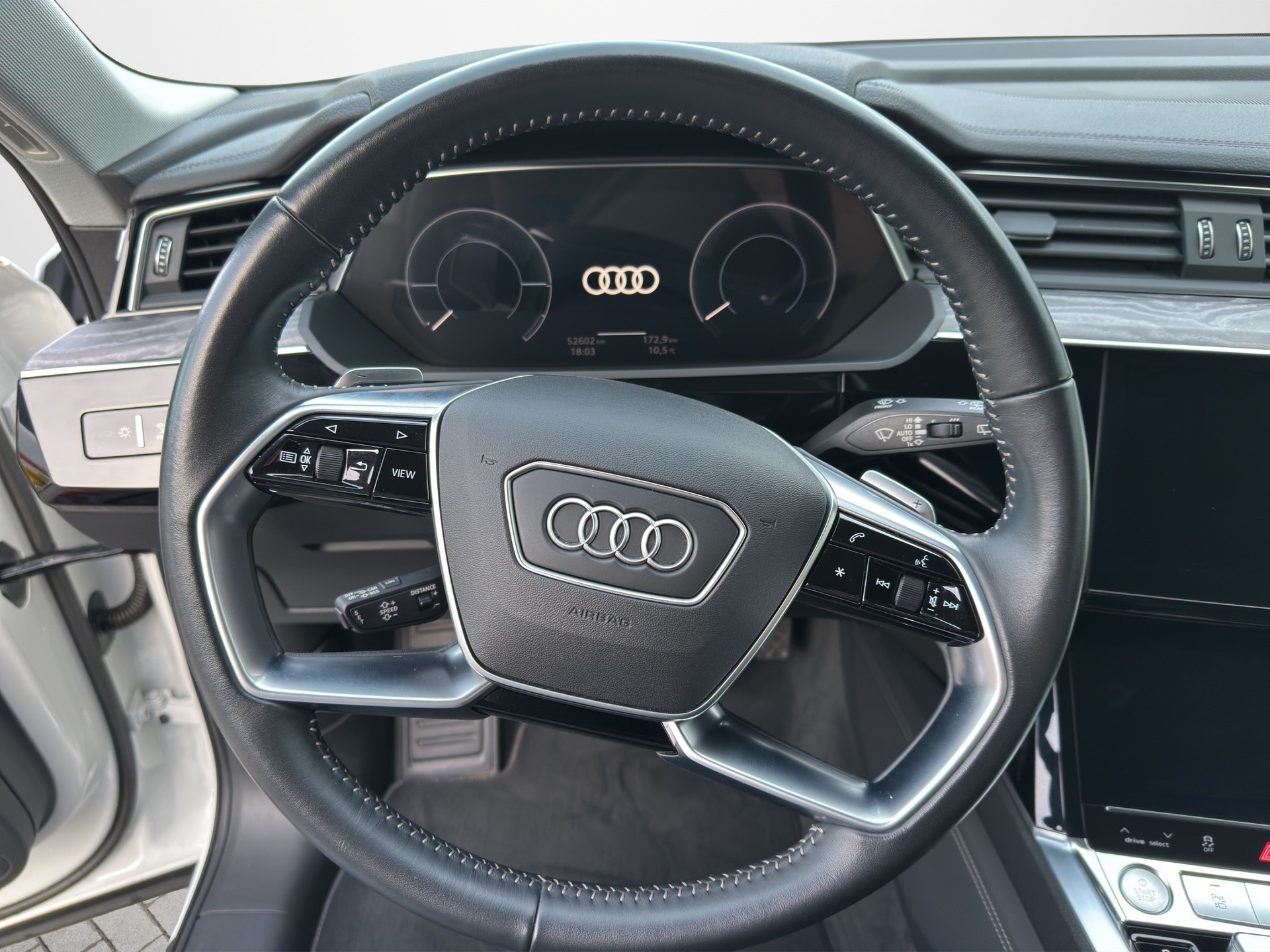 AUDI e-tron 55 S Line quattro-image-9