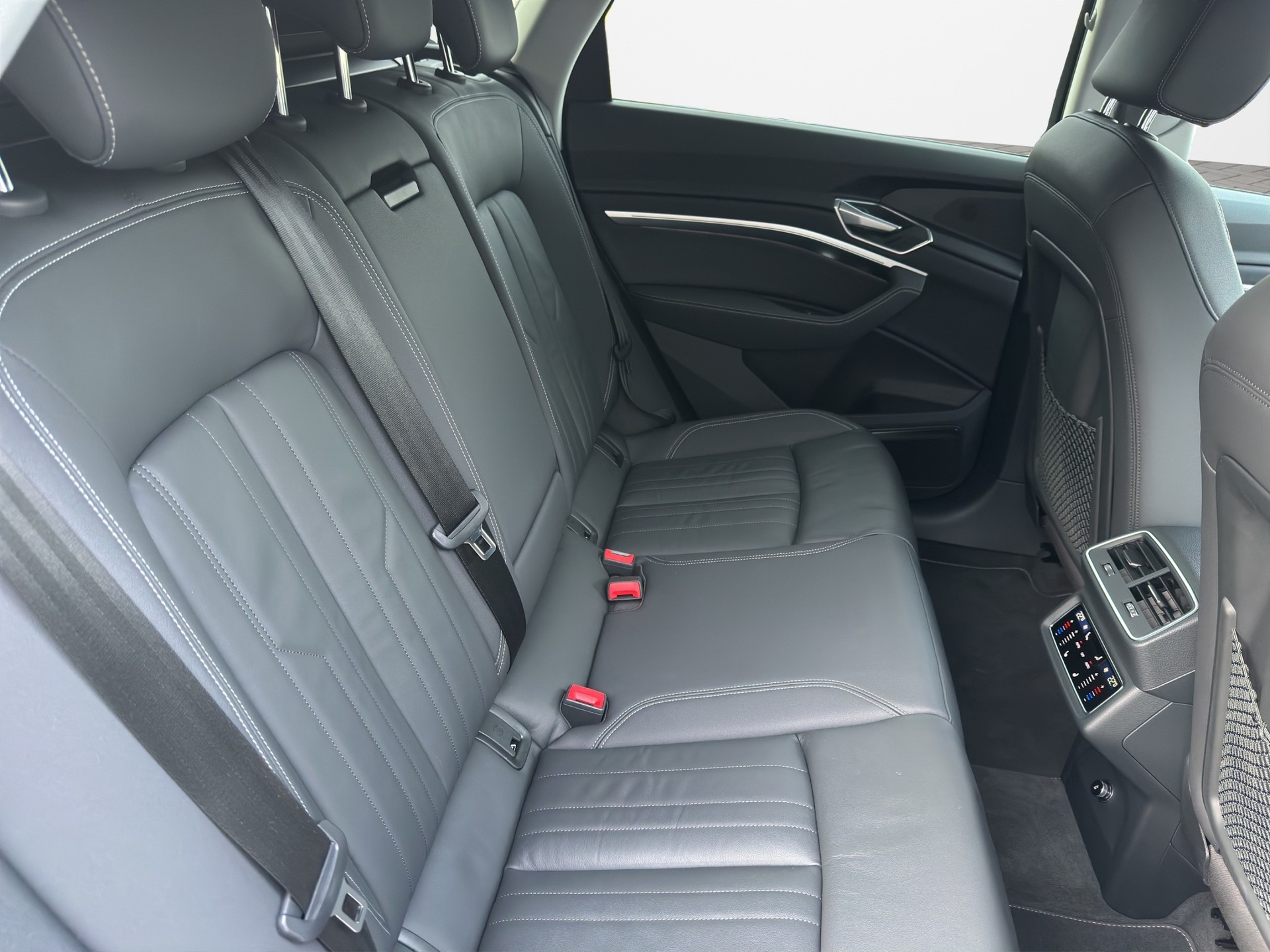 AUDI e-tron 55 S Line quattro-image-16