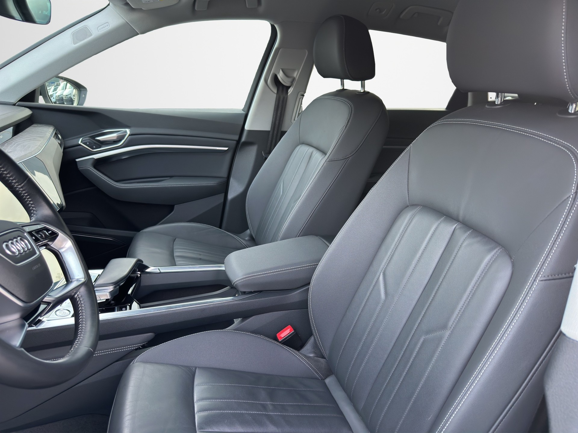 AUDI e-tron 55 S Line quattro-image-8