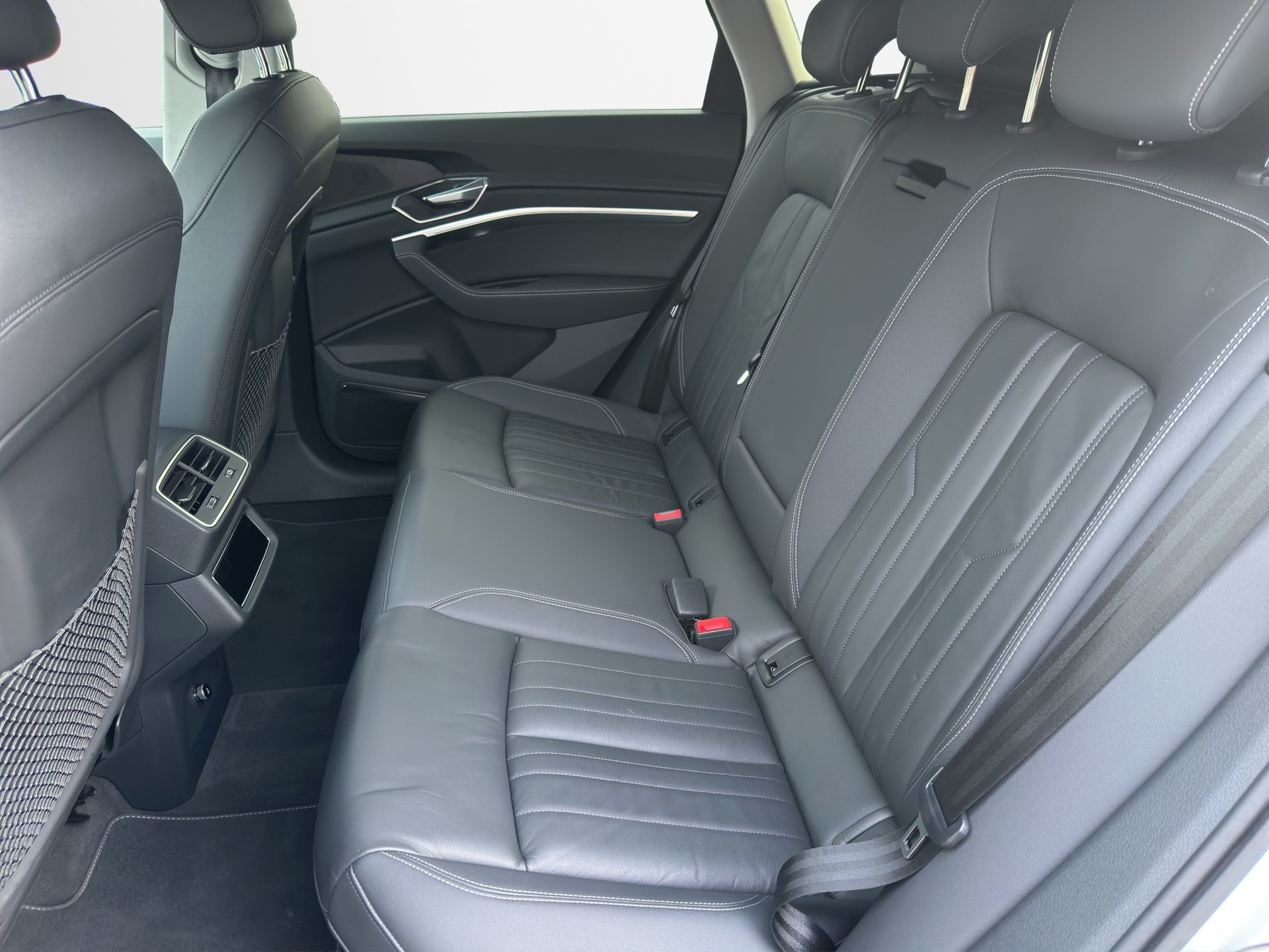 AUDI e-tron 55 S Line quattro-image-11