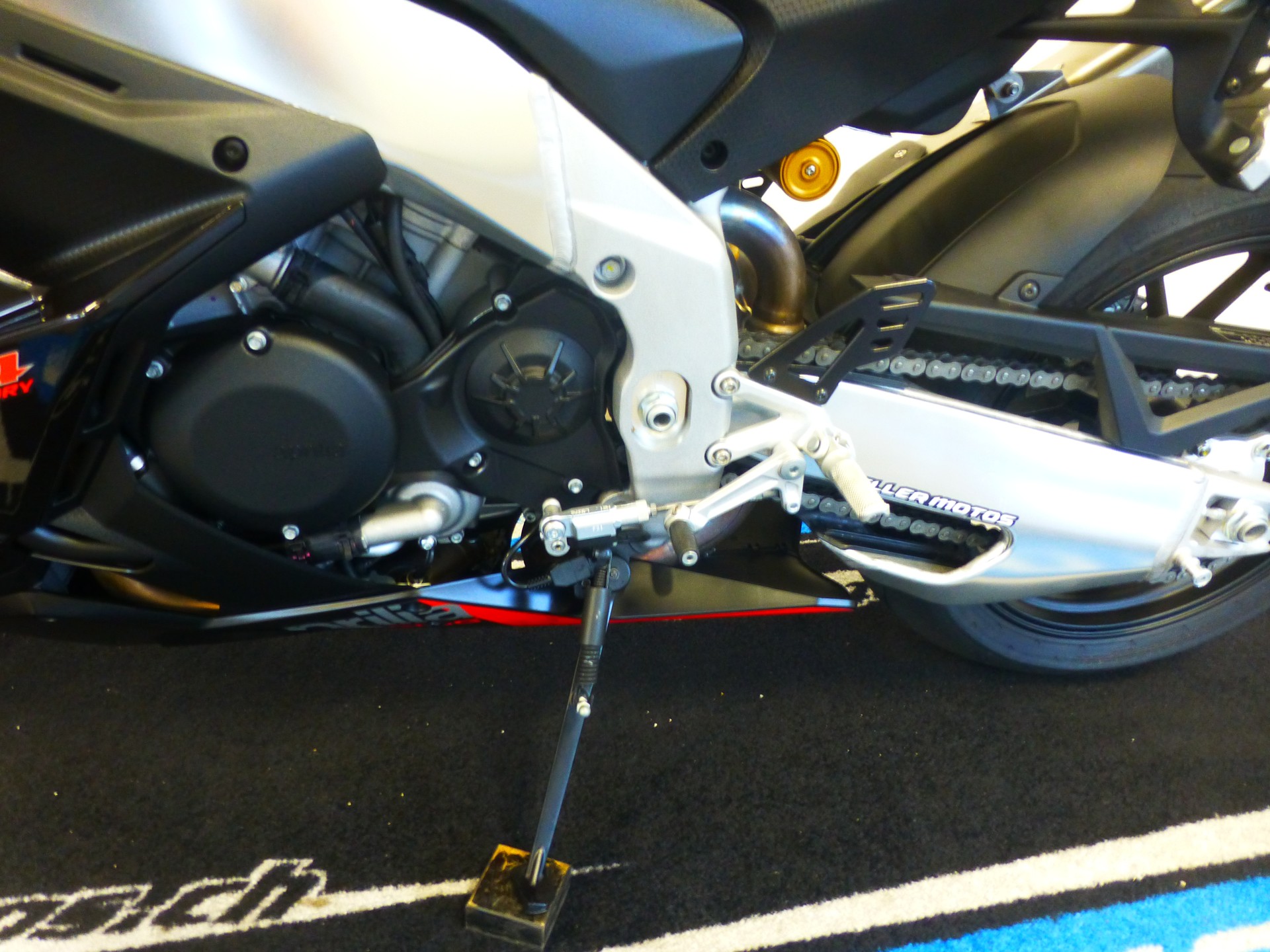 APRILIA RSV4 1100 Factory-image-13