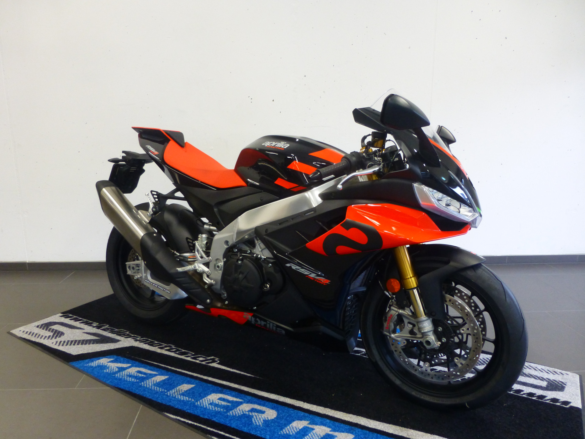 APRILIA RSV4 1100 Factory-showroom-element-2