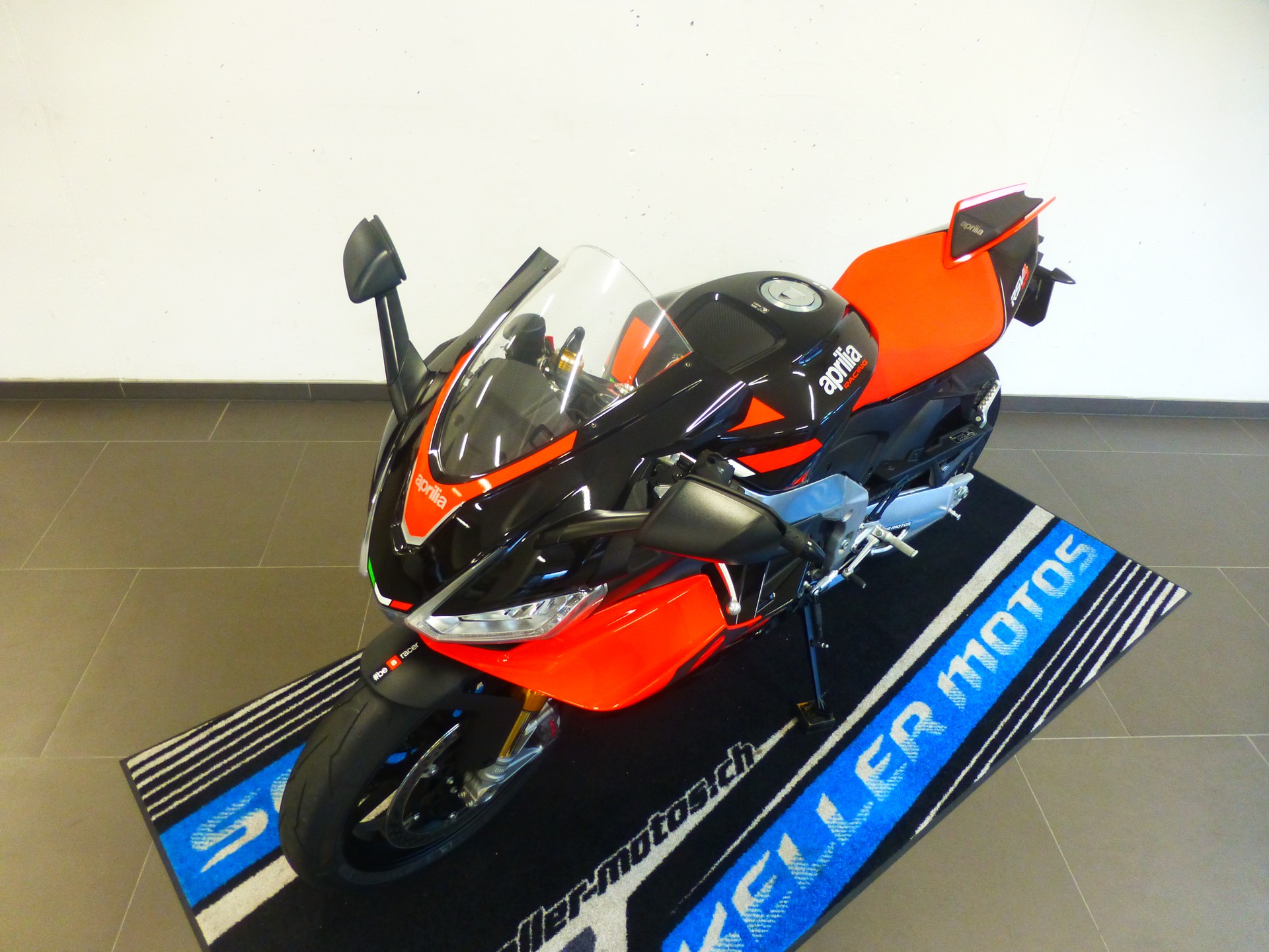 APRILIA RSV4 1100 Factory-image-12