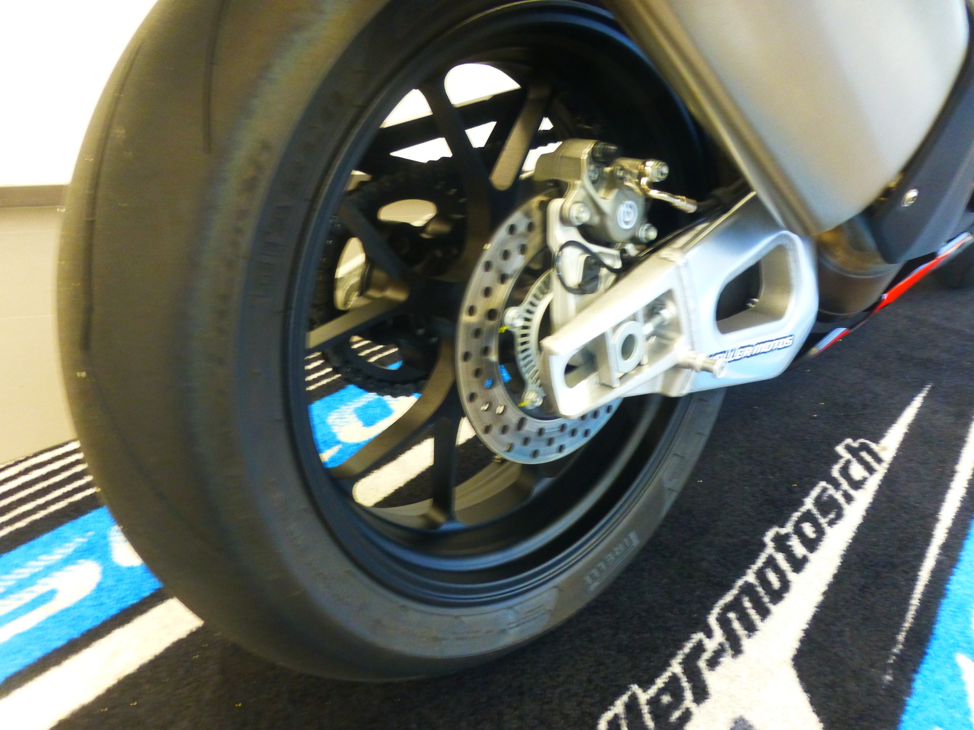 APRILIA RSV4 1100 Factory-image-10