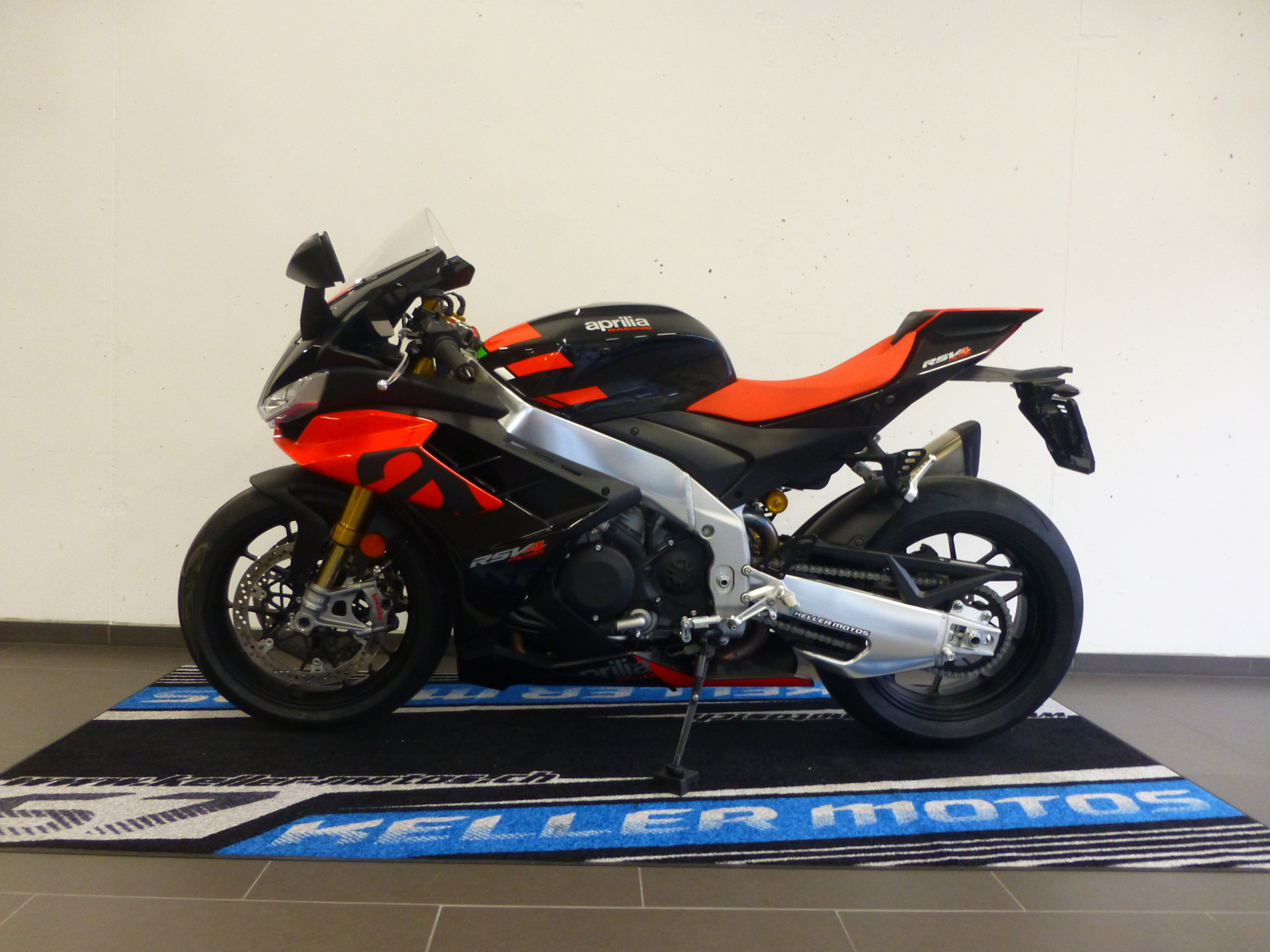 APRILIA RSV4 1100 Factory-showroom-element-1