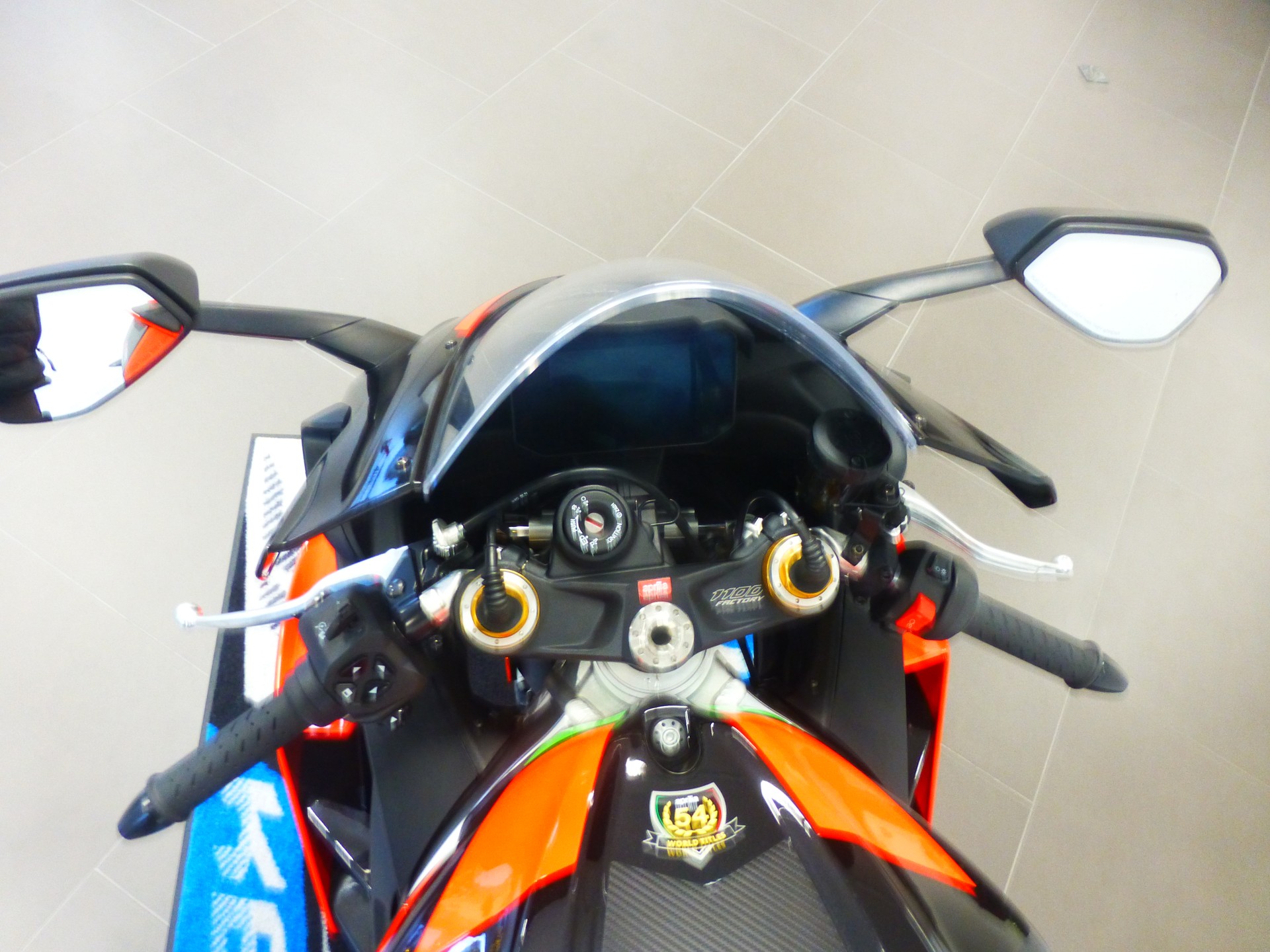APRILIA RSV4 1100 Factory-image-14