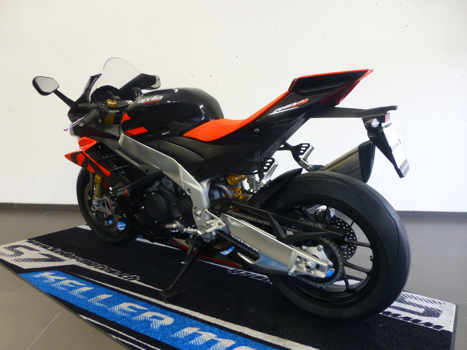APRILIA RSV4 1100 Factory-showroom-element-3