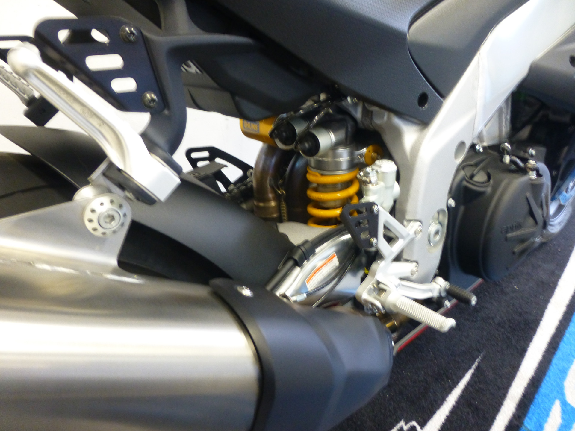 APRILIA RSV4 1100 Factory-image-4