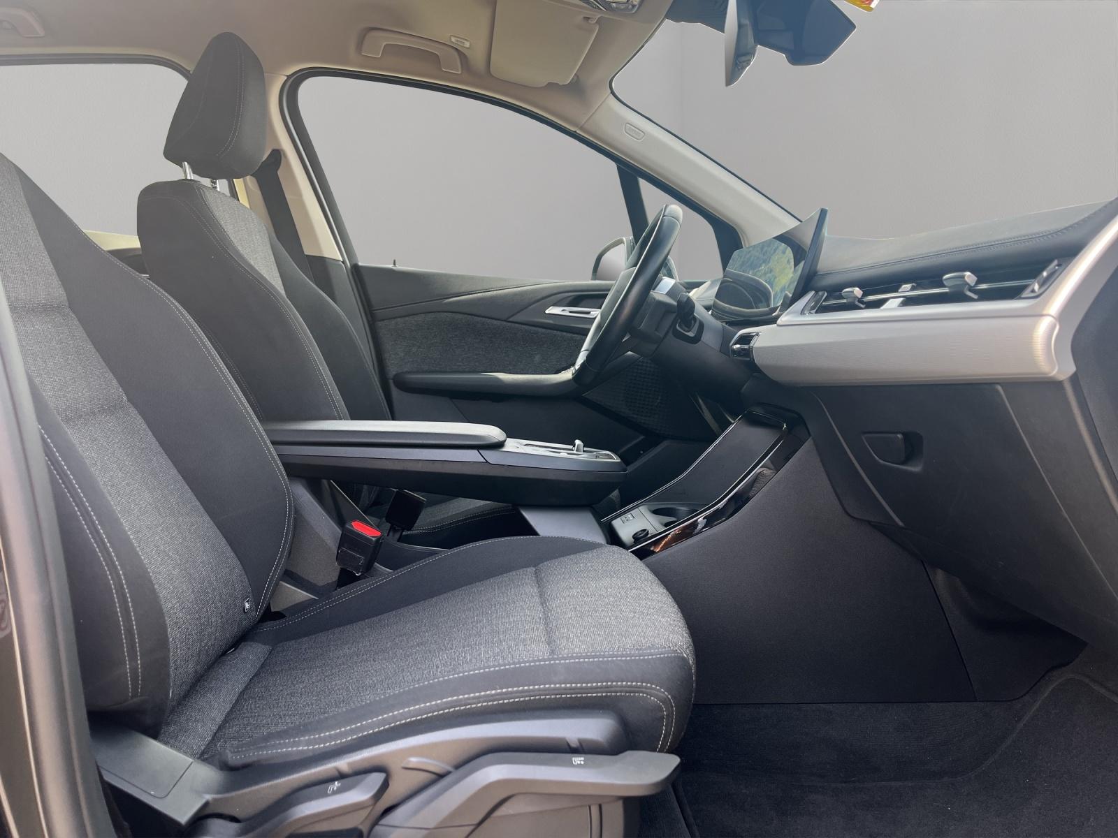 BMW 218d Active Tourer-image-11